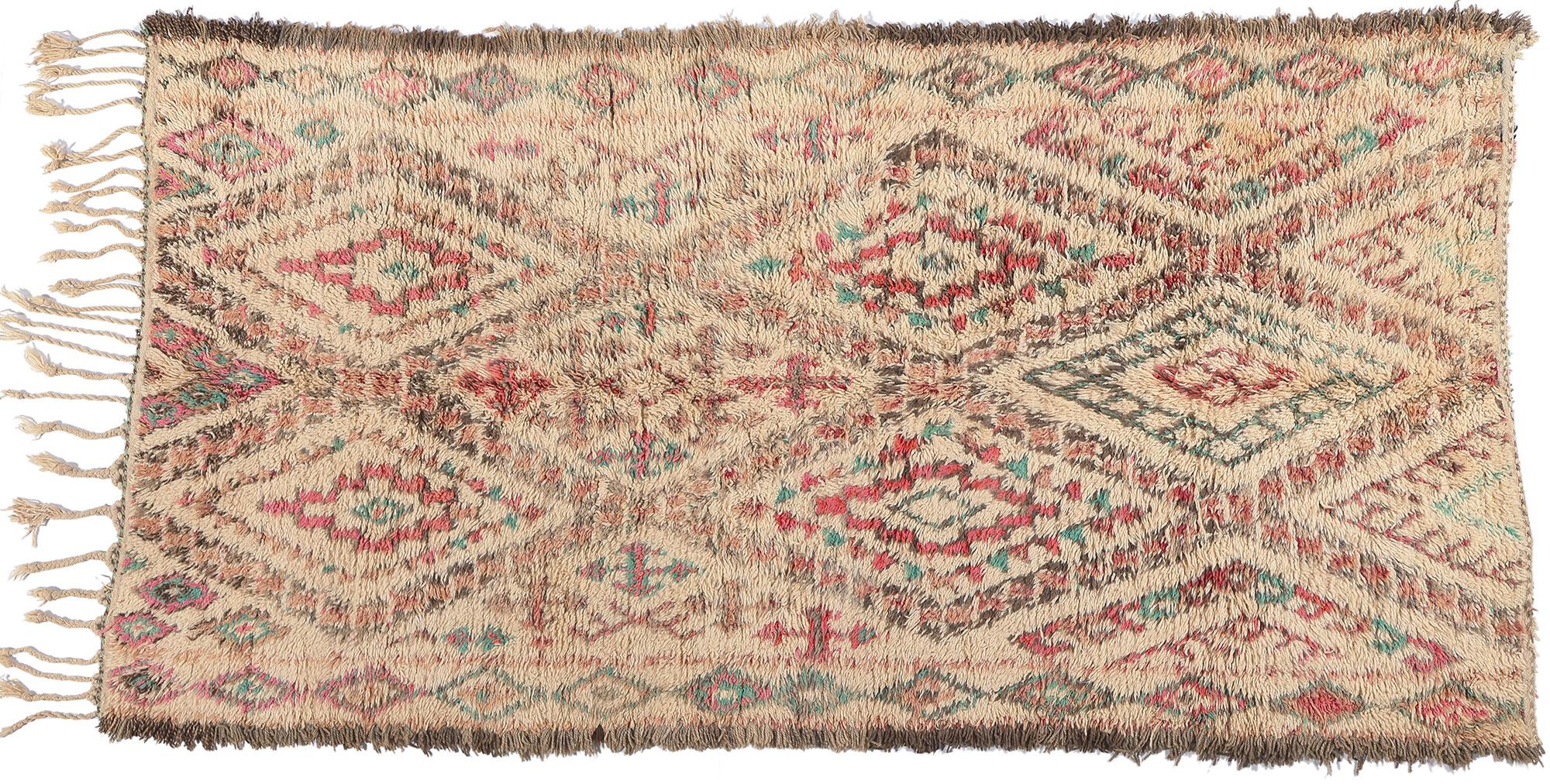 Marokkanischer Beni MGuild-Teppich im Vintage-Stil, Boho Chic Meets Stammeskunst-Enchantment im Angebot 4