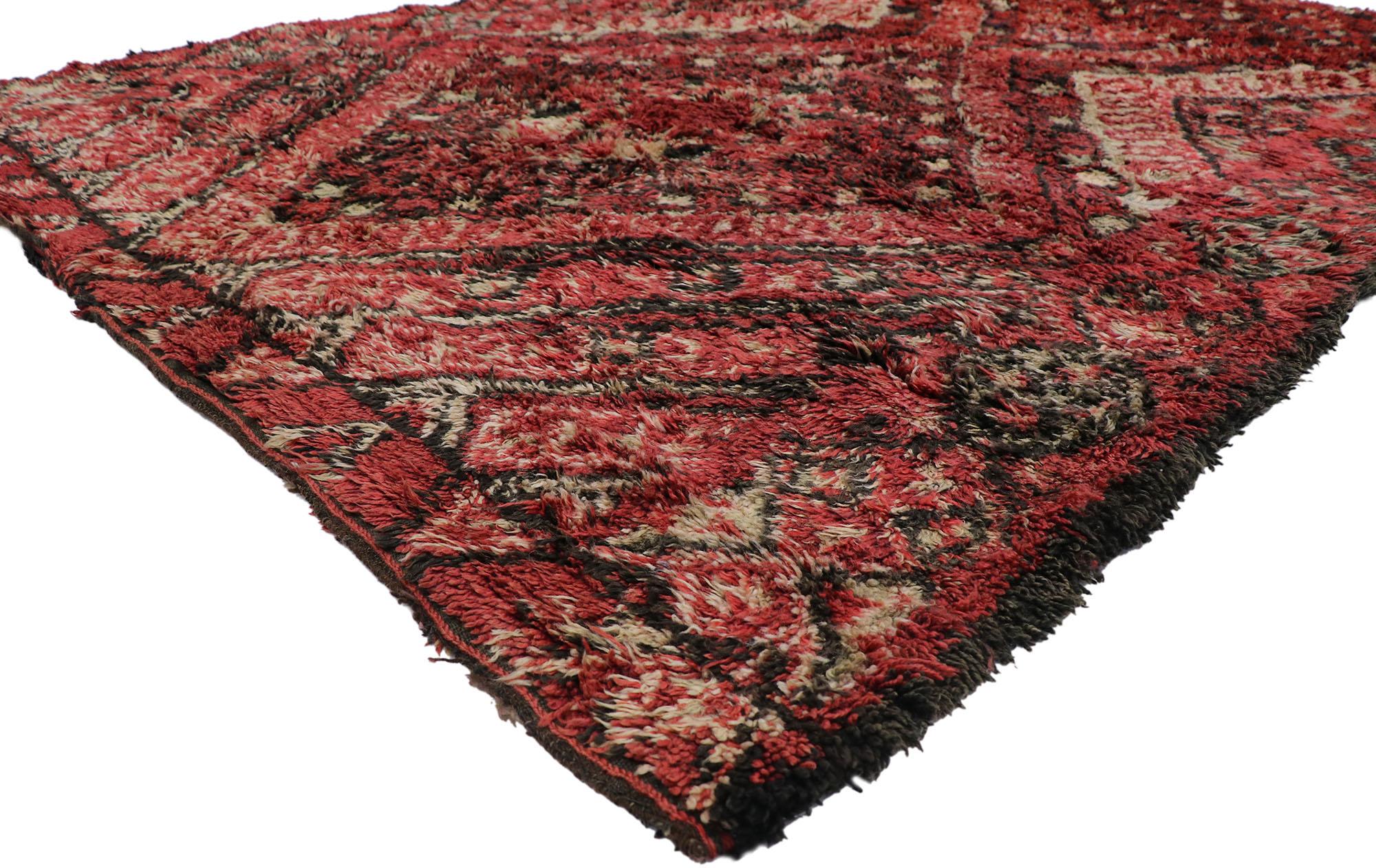 21194 Vintage Berber Beni M'Guild Moroccan rug with Tribal Style 07'04 x 10'11. Avec son design expressif et audacieux, ses détails et sa texture incroyables, ce tapis berbère vintage Beni M'Guild en laine nouée à la main est une vision captivante