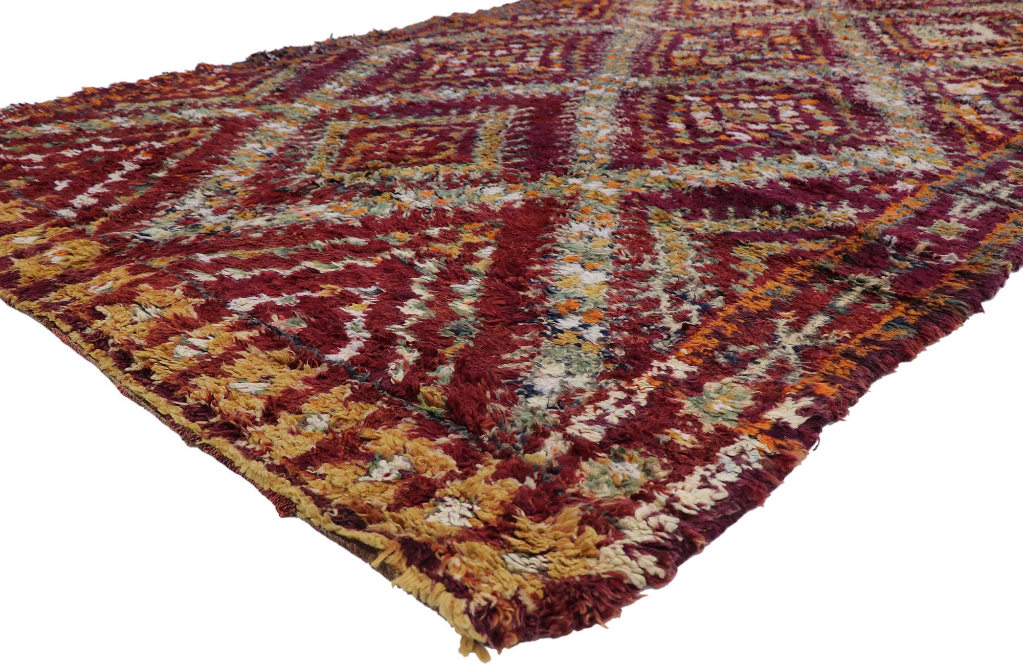 21212 Vintage Berber Beni M'Guild Marokkanischer Teppich mit Tribal Style 06'01 x 10'03. Dieser handgeknüpfte marokkanische Beni M'Guild-Teppich aus alter Berberwolle besticht durch sein kühnes, ausdrucksstarkes Design, seine unglaublichen Details