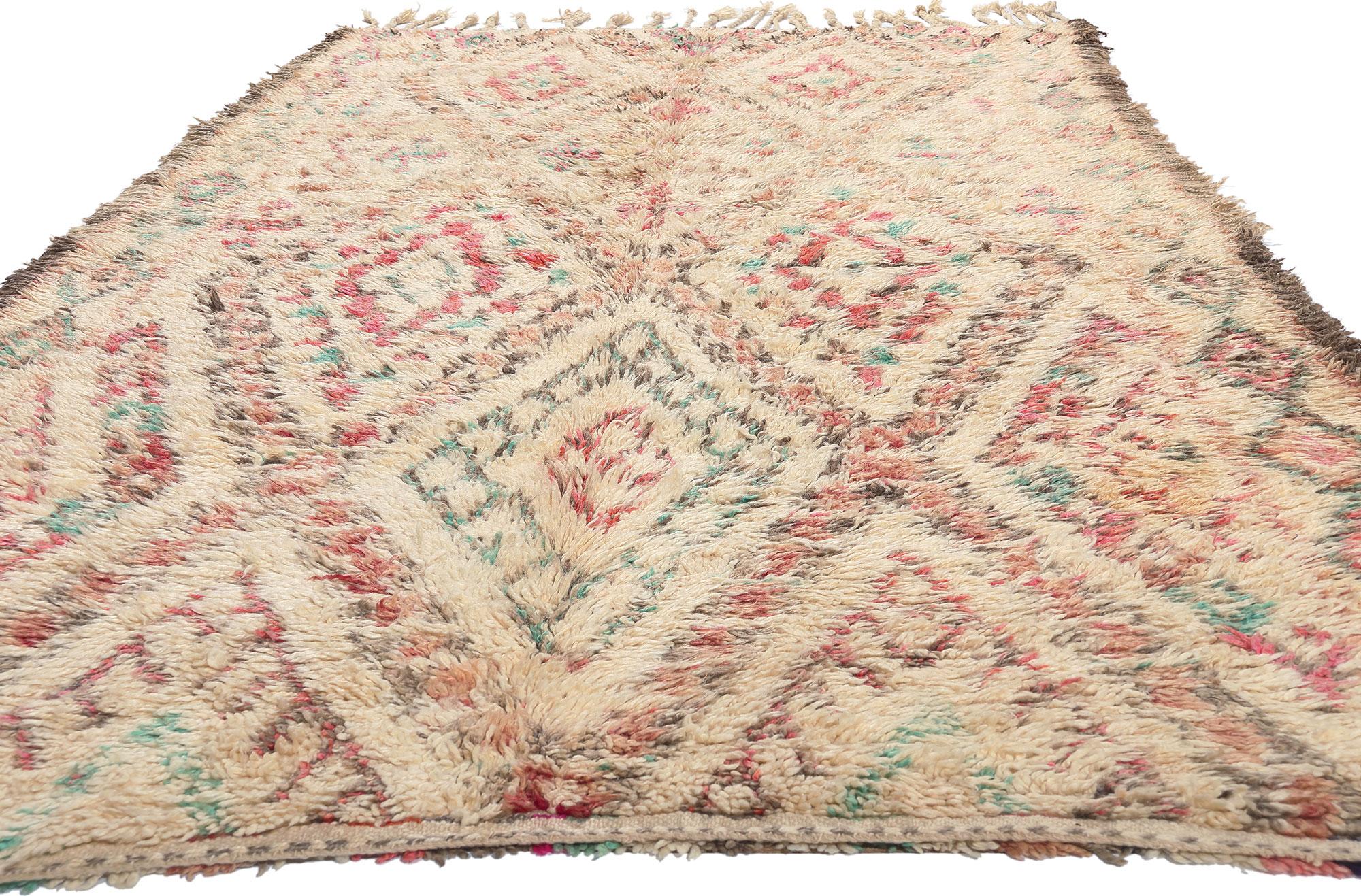 Marokkanischer Beni MGuild-Teppich im Vintage-Stil, Boho Chic Meets Stammeskunst-Enchantment (Handgeknüpft) im Angebot
