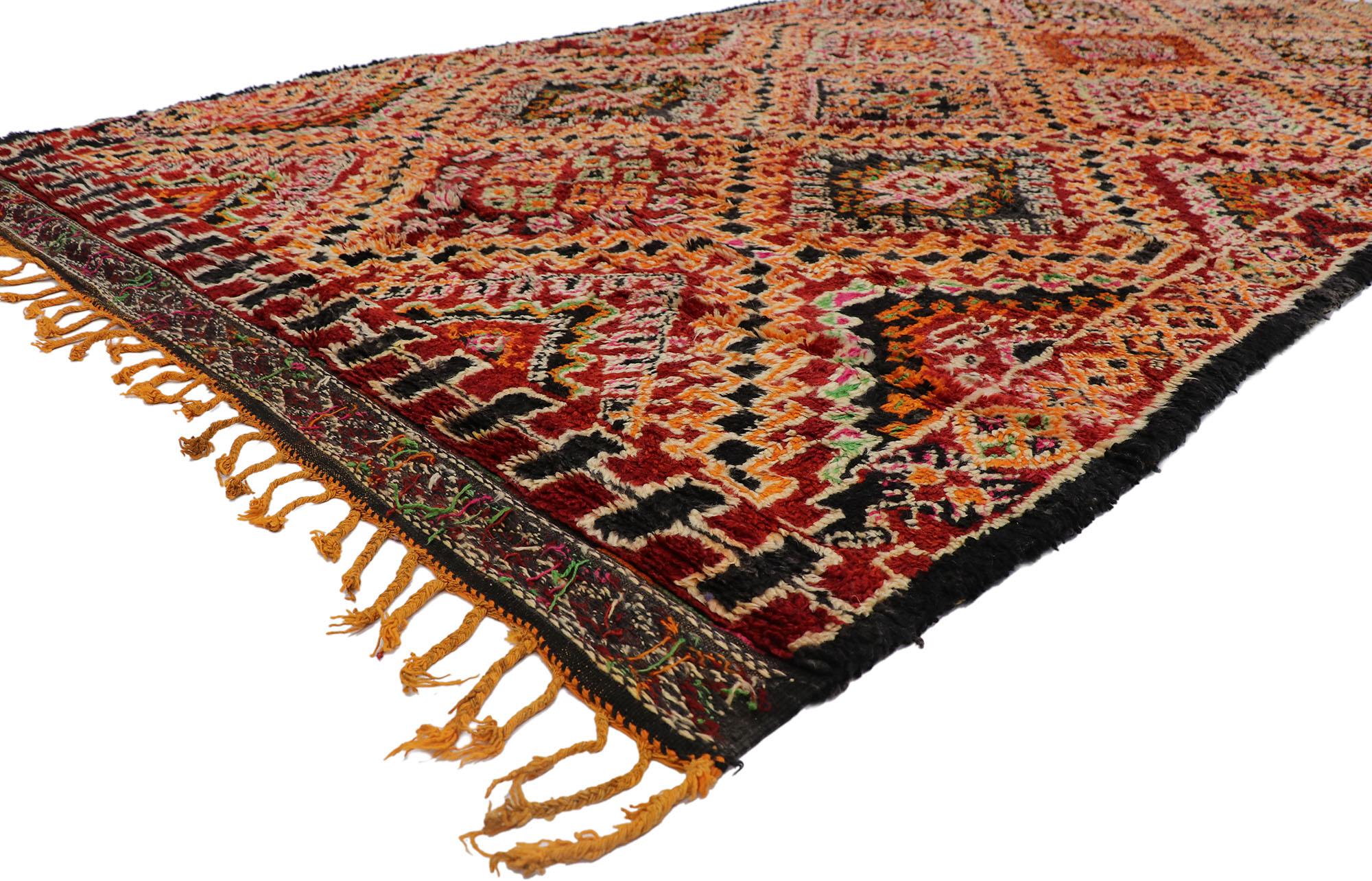 21226, Alfombra bereber Beni M'Guild marroquí vintage de estilo tribal. Esta alfombra marroquí Beni M'Guild vintage de lana anudada a mano, con un atrevido diseño expresivo, increíbles detalles y textura, es una cautivadora visión de la belleza