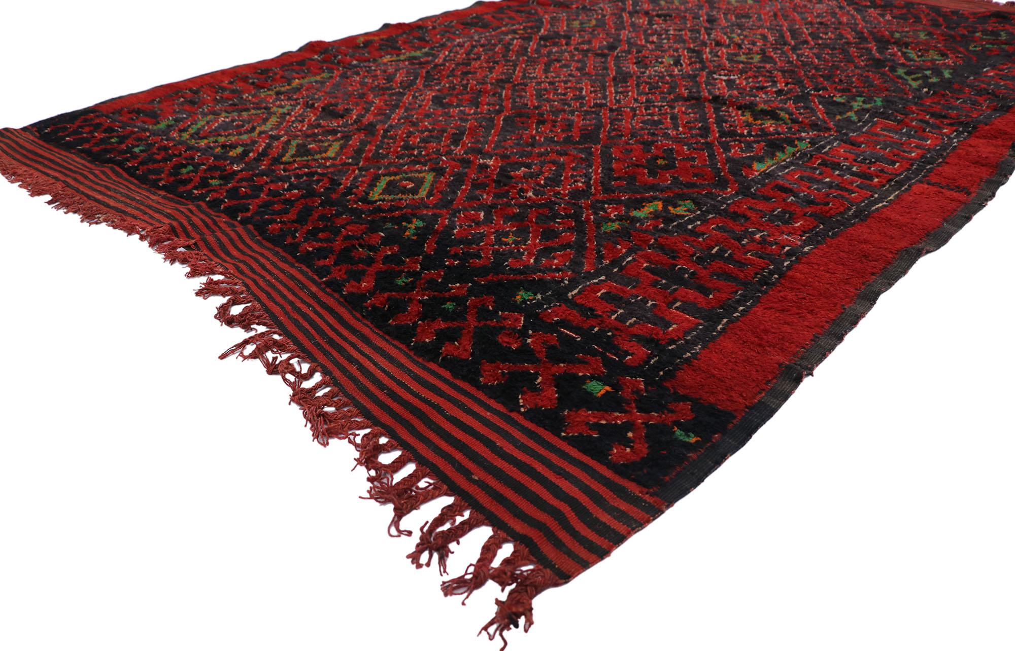 21239 Vieux tapis marocain berbère Beni M'Guild avec style tribal 05'08 x 07'08. Avec son design expressif et audacieux, ses détails et sa texture incroyables, ce tapis berbère vintage Beni M'Guild en laine nouée à la main est une vision captivante