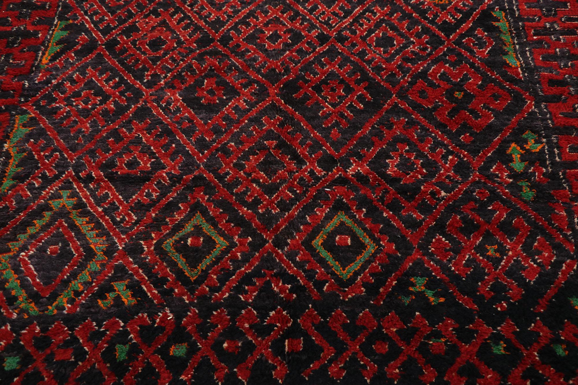 Marocain Tapis berbère marocain vintage de la guilde Beni M'guild avec style tribal en vente