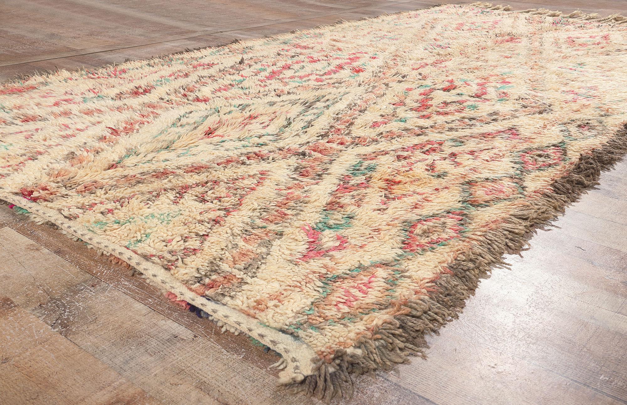 Marokkanischer Beni MGuild-Teppich im Vintage-Stil, Boho Chic Meets Stammeskunst-Enchantment im Angebot 1