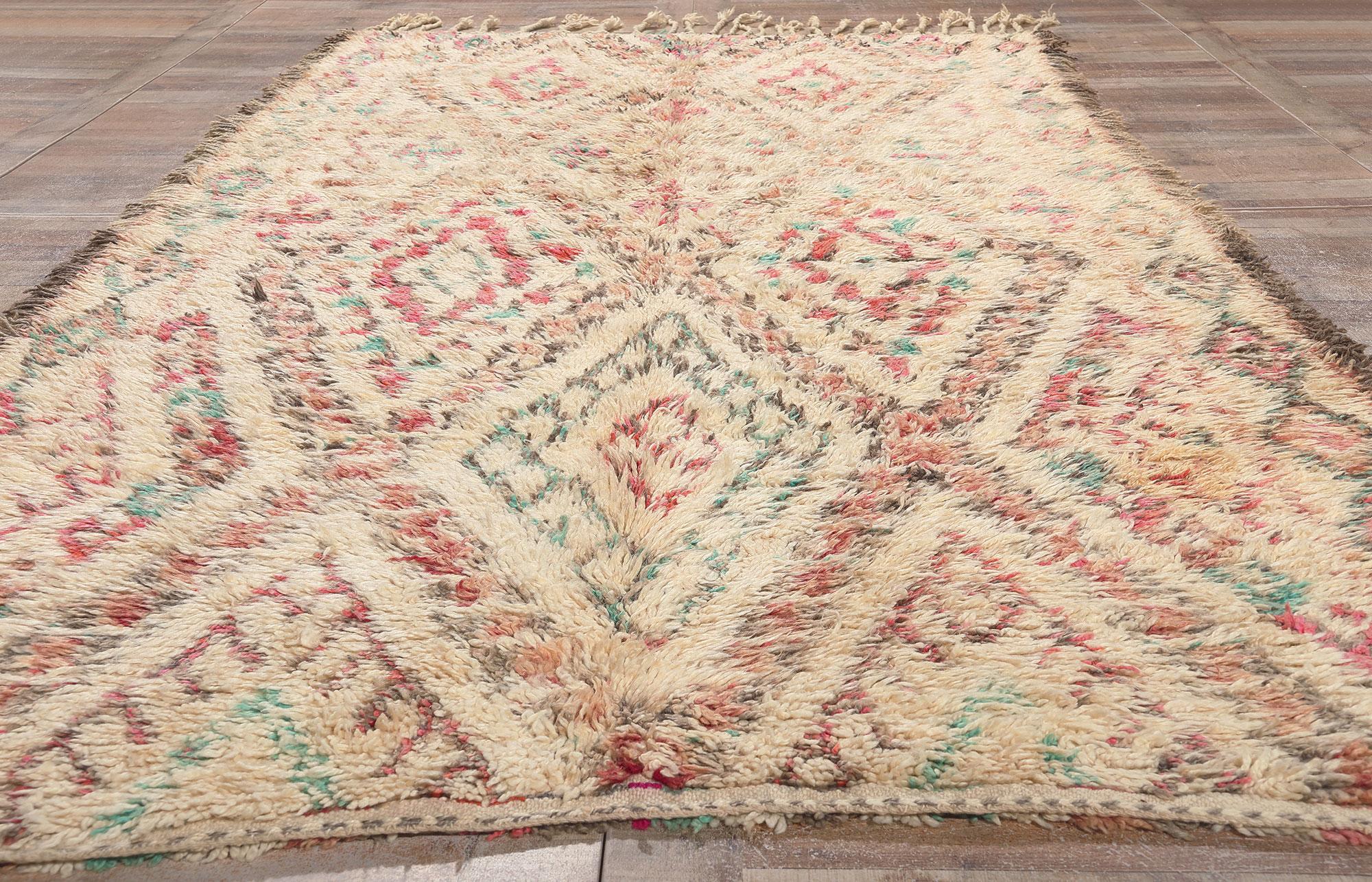 Marokkanischer Beni MGuild-Teppich im Vintage-Stil, Boho Chic Meets Stammeskunst-Enchantment im Angebot 2