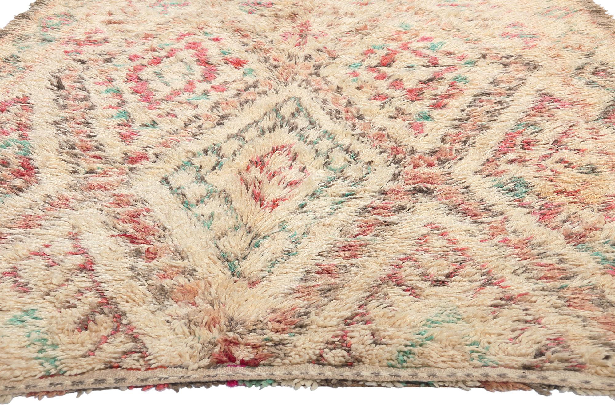 Marokkanischer Beni MGuild-Teppich im Vintage-Stil, Boho Chic Meets Stammeskunst-Enchantment (20. Jahrhundert) im Angebot