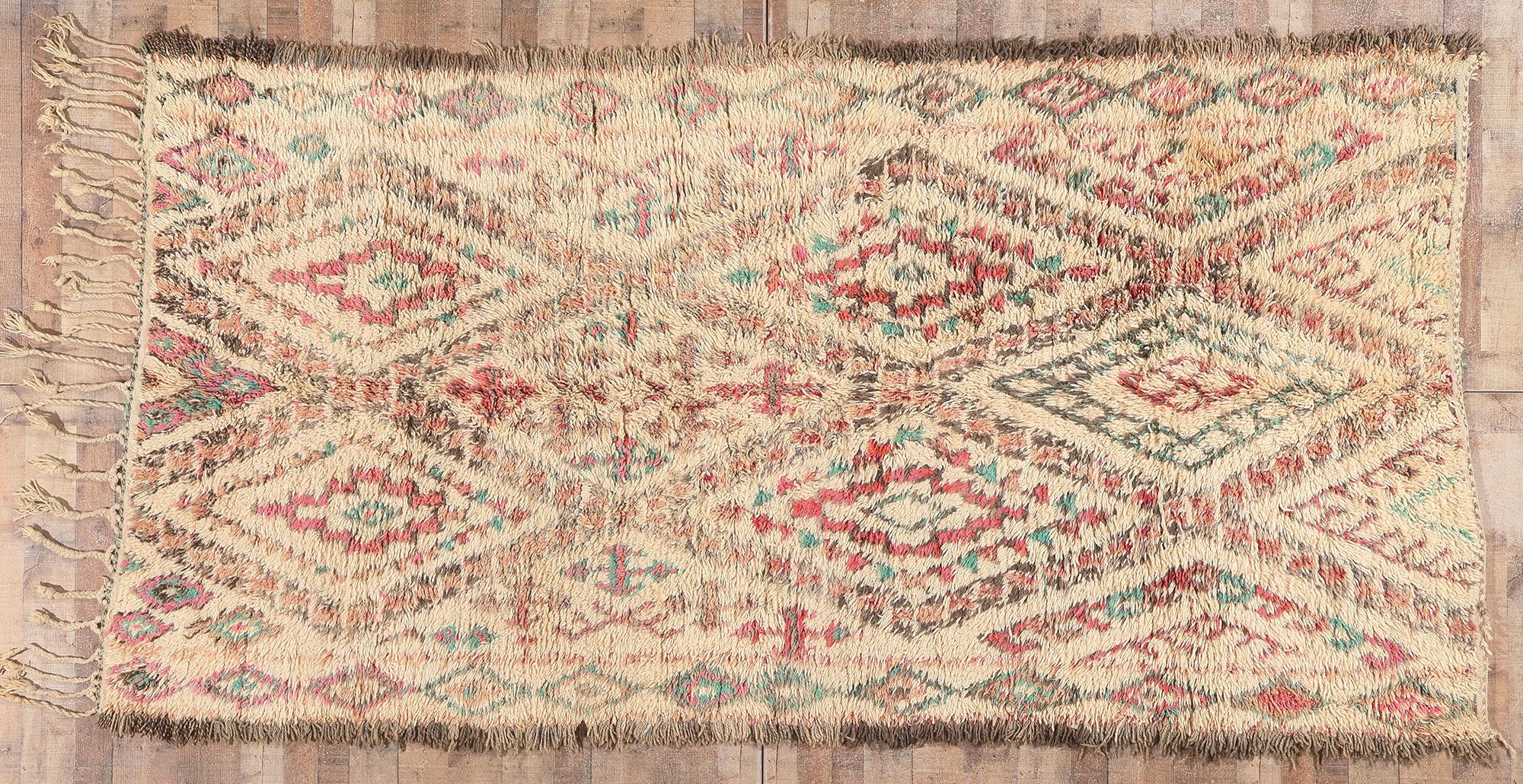 Marokkanischer Beni MGuild-Teppich im Vintage-Stil, Boho Chic Meets Stammeskunst-Enchantment im Angebot 3