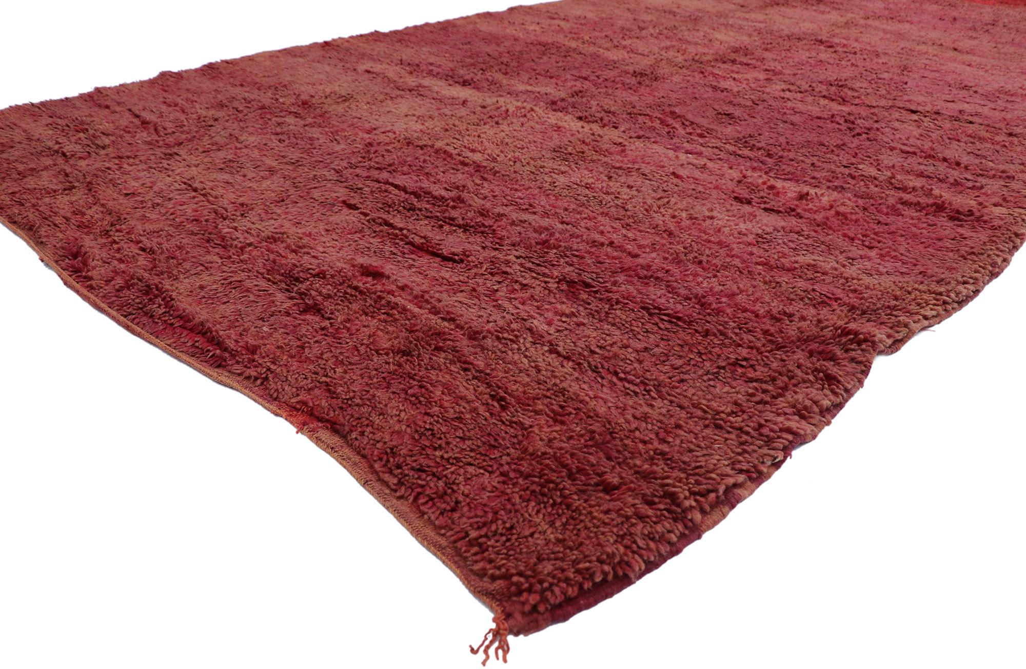 21271 vintage Berber Beni Mrirt Moroccan rug with Bohemian style 06'08 x 12'09. With its simplicity, plush pile and Bohemian vibes, this hand knotted wool vintage Berber Beni Mrirt Moroccan rug is a captivating vision of woven beauty. Imbued with