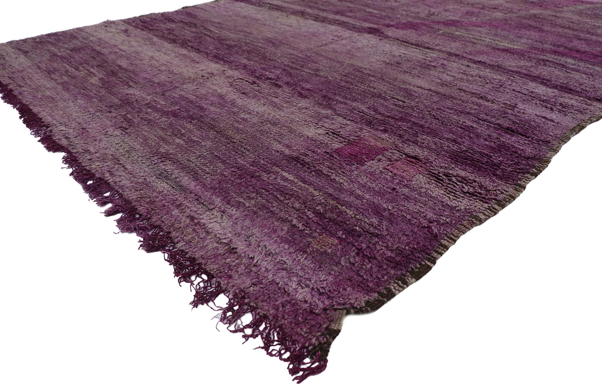 21492, vintage Berber Beni Mrirt Moroccan rug with Bohemian style. With its simplicity, plush pile and Bohemian vibes, this hand knotted wool vintage Berber Beni Mrirt Moroccan rug is a captivating vision of woven beauty. Imbued with purple hues,