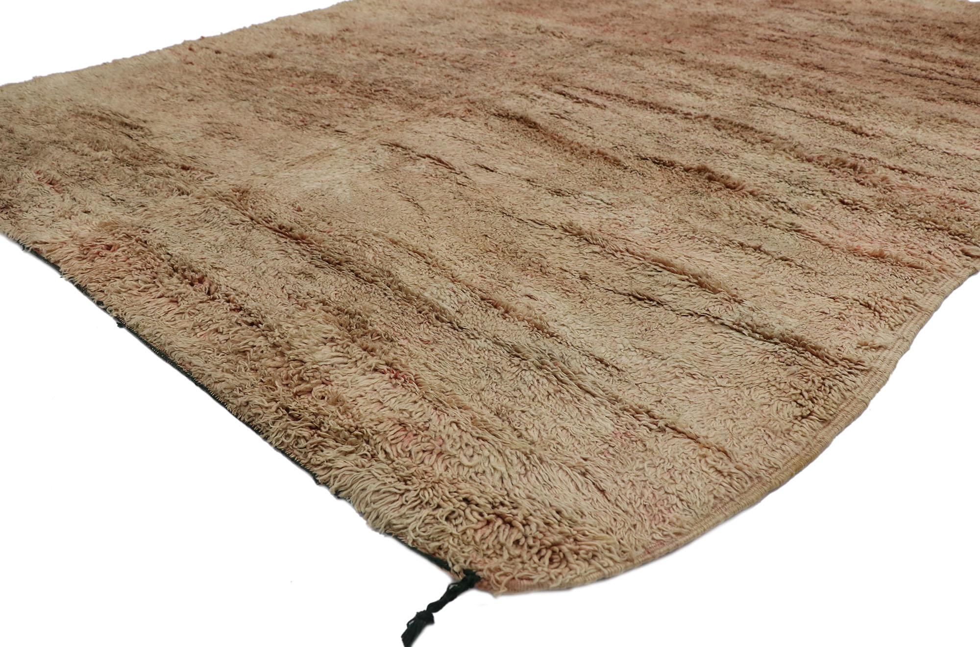 21516, tapis marocain berbère vintage Beni Mrirt de style organique et moderne. Avec sa simplicité, ses poils pelucheux et sa sensibilité rustique, ce tapis berbère vintage Beni Mrirt en laine nouée à la main est une vision captivante de la beauté