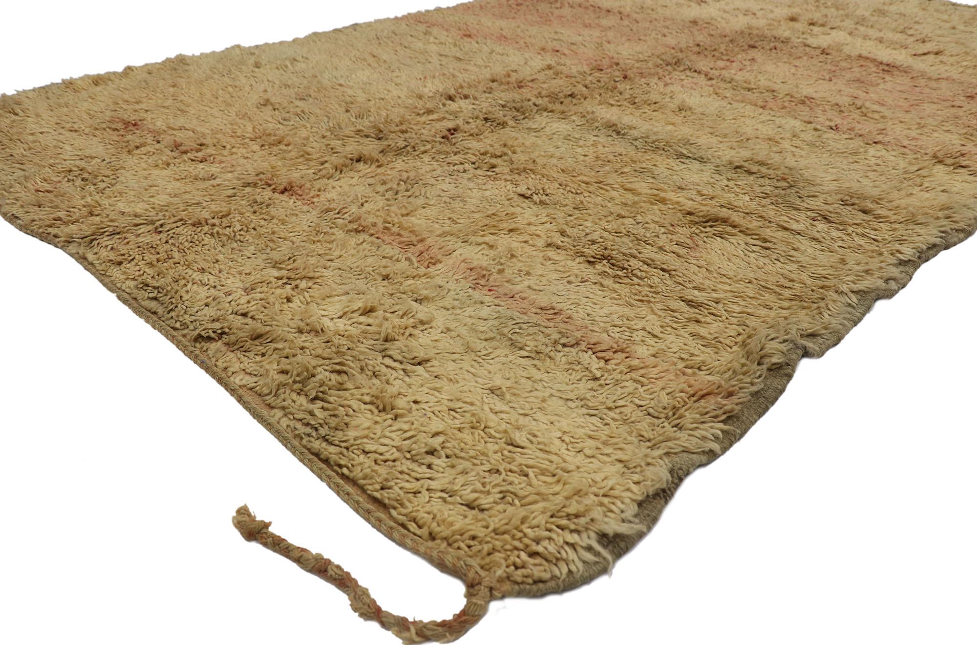 21477 Vintage Berber Beni Mrirt tapis marocain avec style organique moderne 06'04 x 10'04. Avec sa simplicité, ses poils pelucheux et sa sensibilité rustique, ce tapis berbère vintage Beni Mrirt en laine nouée à la main est une vision captivante de