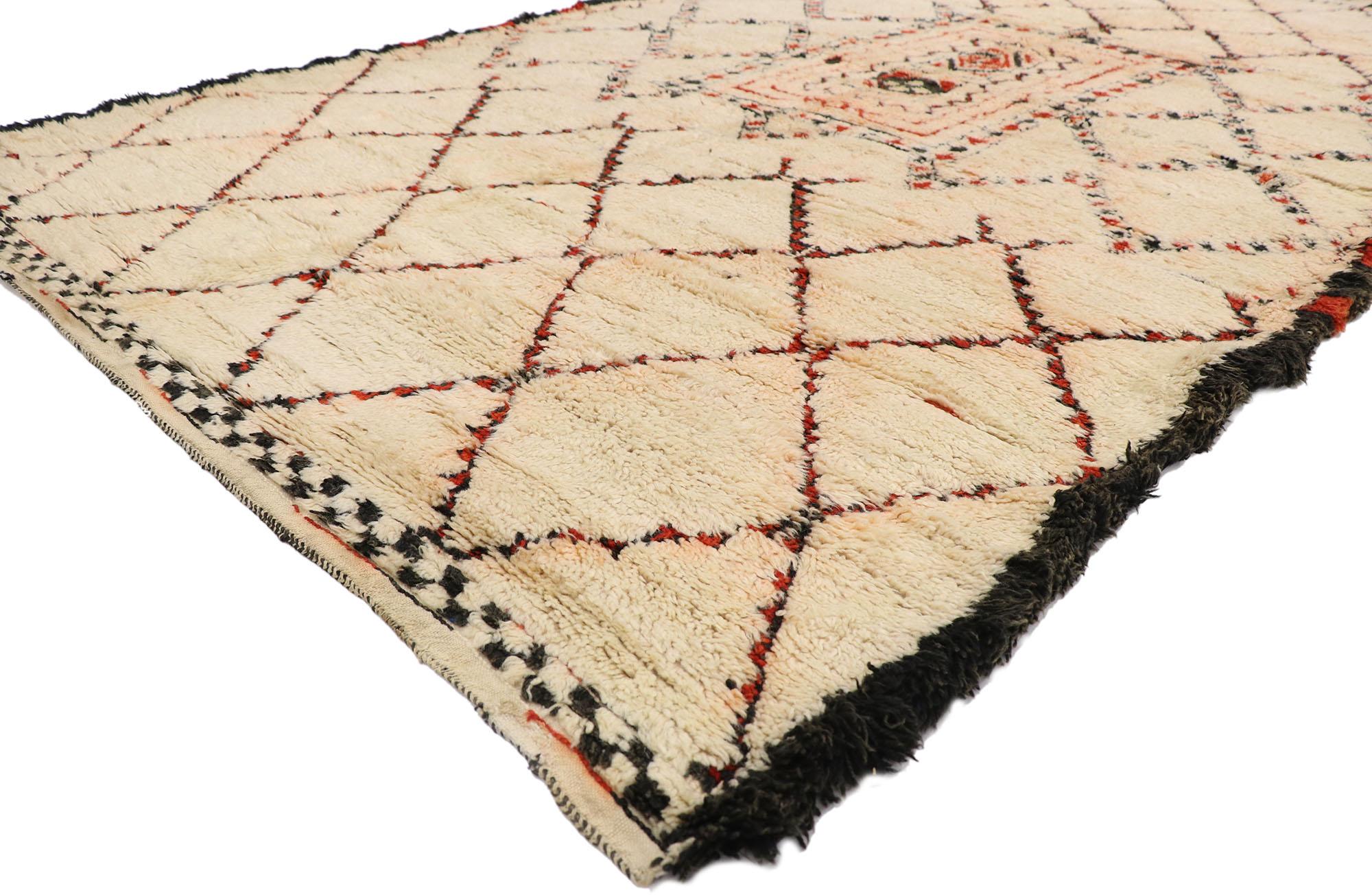 21384 Vintage Berber Beni Ourain Marokkanischer Teppich 06'01 x 10'01. Dieser handgeknüpfte marokkanische Berberteppich Beni Ourain aus Wolle besticht durch seine Schlichtheit, seine unglaublichen Details und seine Struktur. In der Mitte befindet