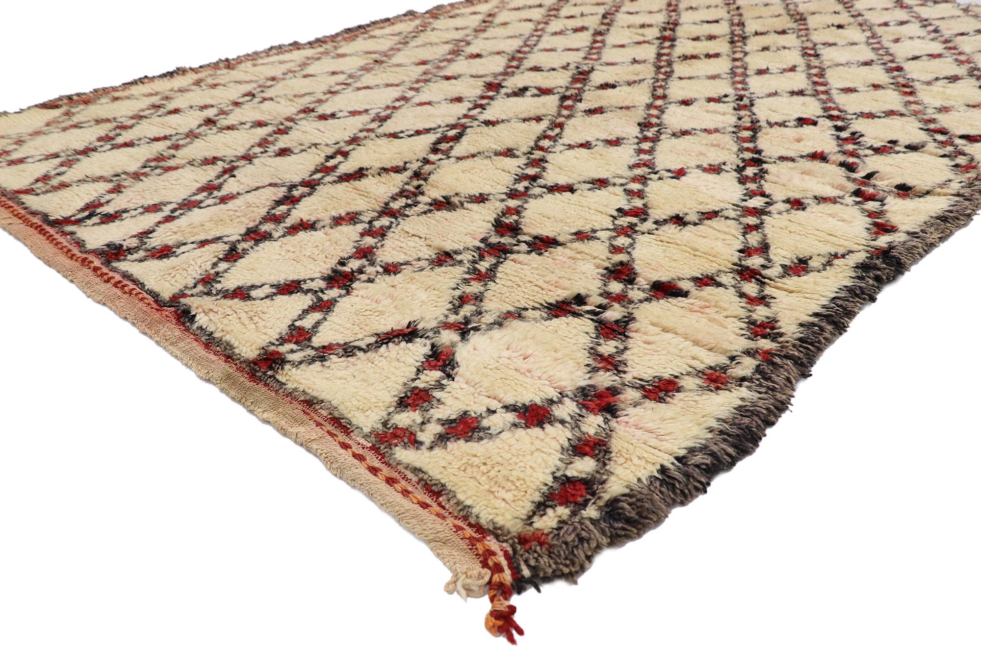 21392, vintage Berber Beni Ourain Moroccan rug with Mid-Century Modern style. With its simplicity, plush pile and Mid-Century Modern style, this hand knotted wool vintage Berber Beni Ourain Moroccan rug is a captivating vision of woven beauty. It