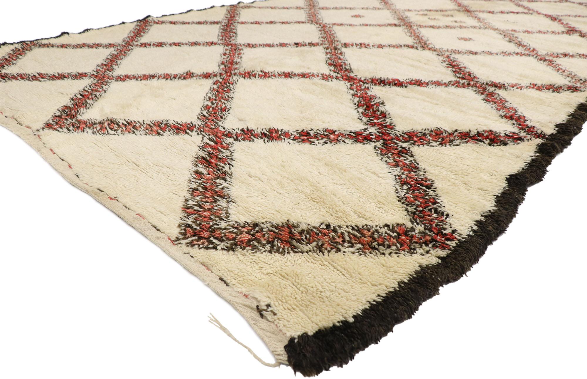 21354 Tappeto berbero Beni Ourain marocchino d'epoca con stile moderno di metà secolo 06'11 x 13'03. Con la sua semplicità, il vello soffice e lo stile Mid-Century Modern, questo tappeto berbero Beni Ourain marocchino vintage in lana annodato a mano