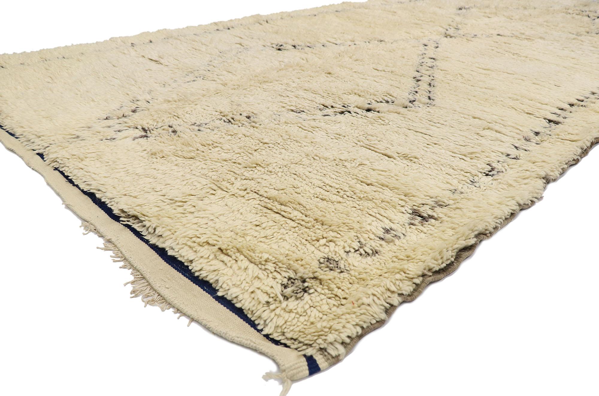21395 Vintage Berber Beni Ourain Moroccan rug with Mid-Century Modern Style 06'07 x 13'08. With its simplicity, plush pile and Mid-Century Modern style, this hand knotted wool vintage Beni Ourain Moroccan rug provides a feeling of cozy contentment