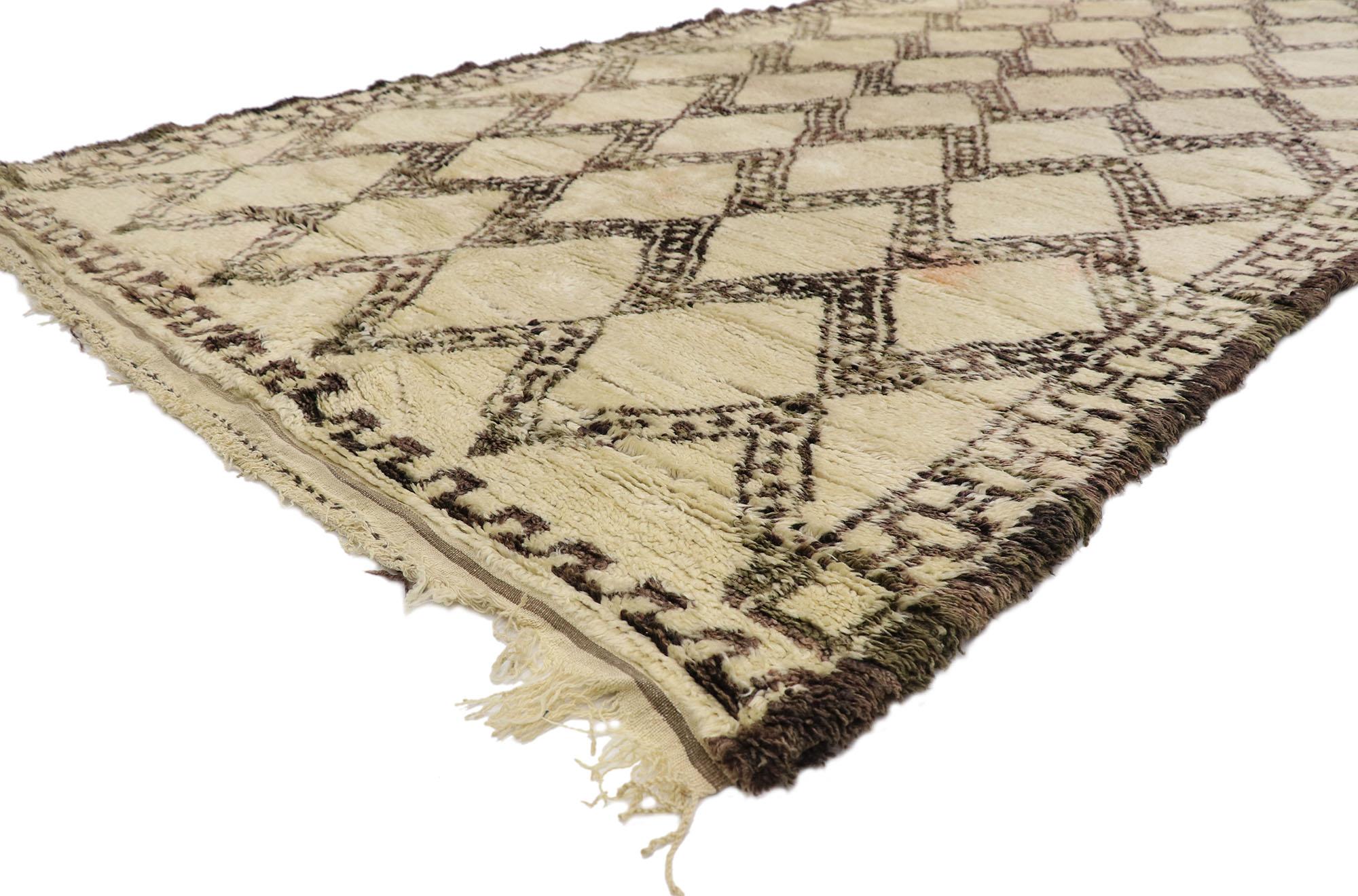 21385, vintage Berber Beni Ourain Moroccan rug with Mid-Century Modern Style. With its simplicity, plush pile and Mid-Century Modern style, this hand knotted wool vintage Berber Beni Ourain Moroccan rug is a captivating vision of woven beauty. It
