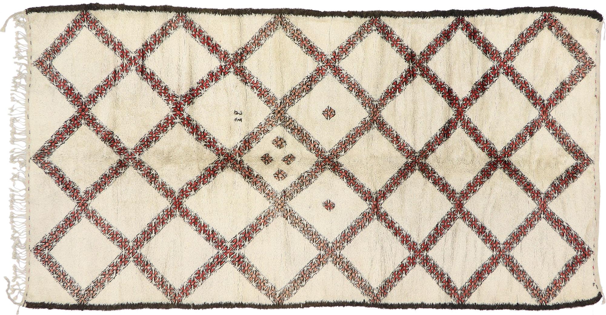 Tappeto berbero Beni Ourain marocchino d'epoca con stile moderno di metà secolo in vendita 1