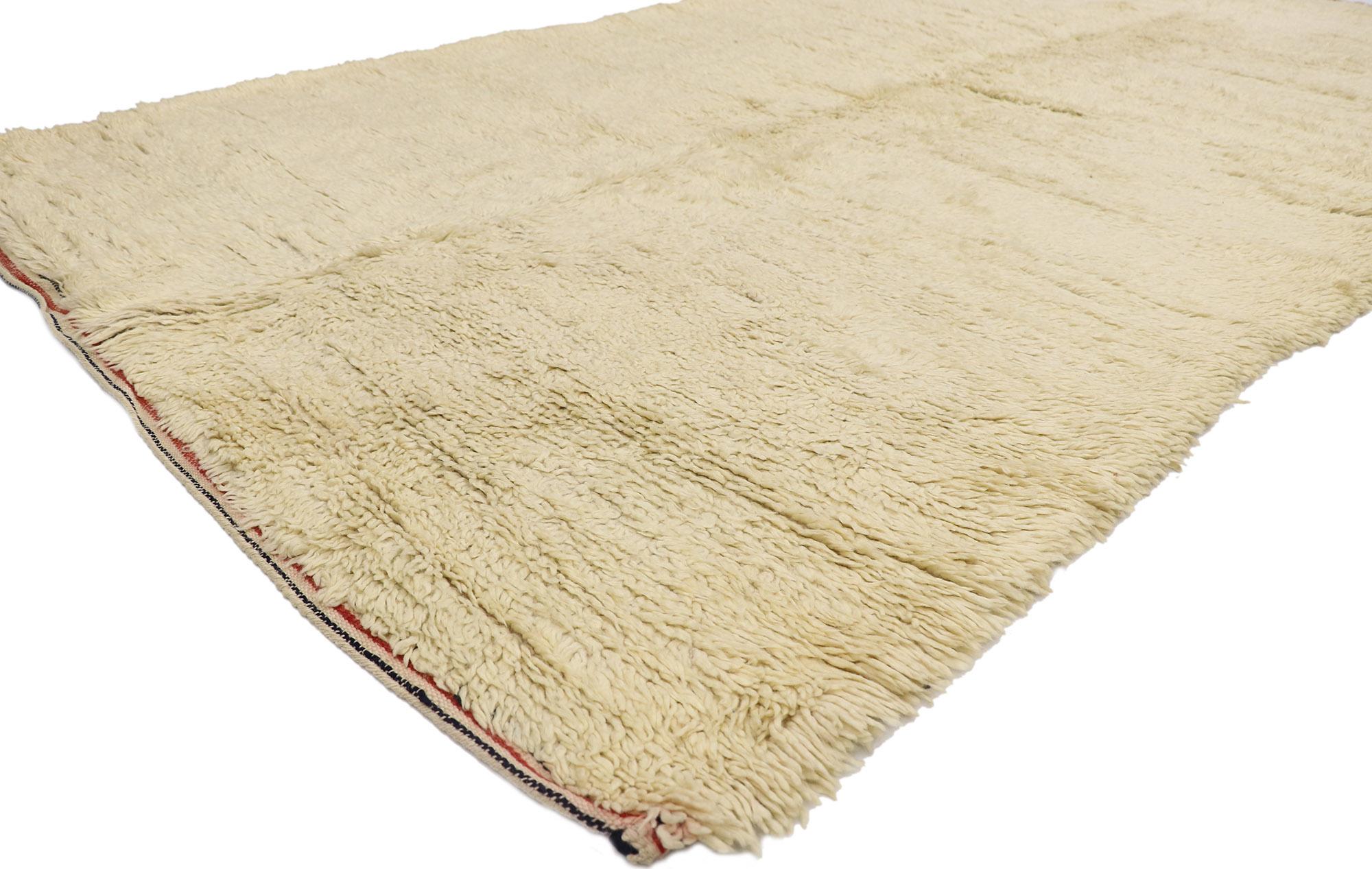 21388 Vintage Berber Beni Ourain Moroccan rug with Minimalist style 06'01 x 11'00. With its simplicity, plush pile and minimalist style, this hand knotted wool vintage Berber Beni Ourain Moroccan rug provides a feeling of cozy contentment without