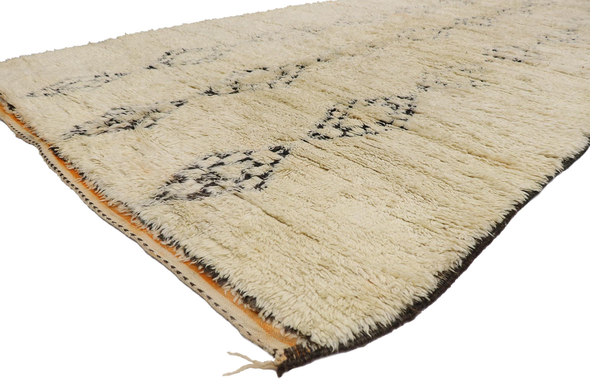 21391, vintage Berber Beni Ourain Moroccan rug with Organic Modern style 06'09 x 13'10. With its simplicity, plush pile and Mid-Century Modern style, this hand knotted wool vintage Beni Ourain Moroccan rug provides a feeling of cozy contentment