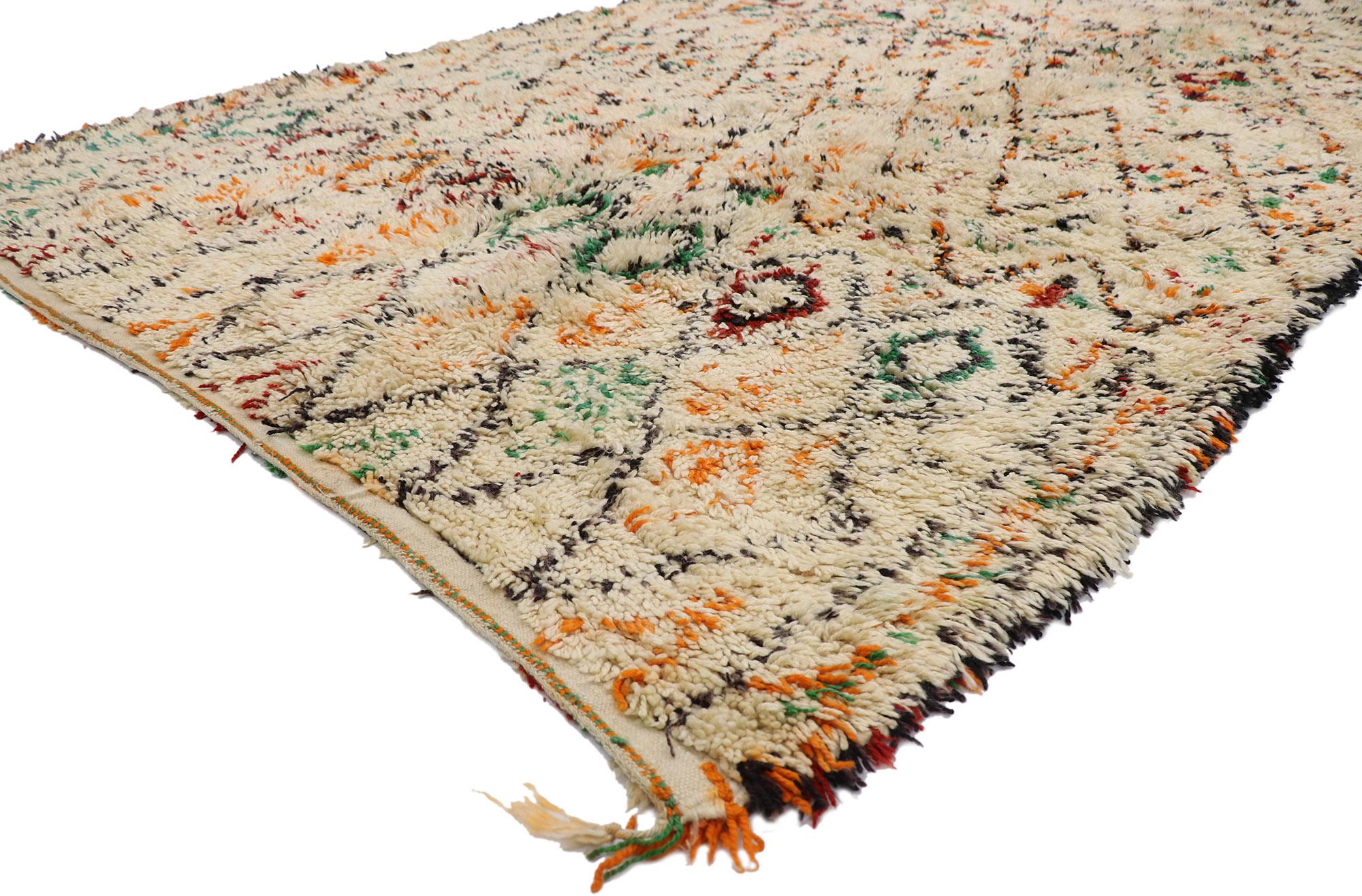 21386 Vintage Berber Beni Ourain marokkanischen Teppich mit Tribal Style 06'00 x 10'10. Mit seiner Schlichtheit, dem weichen Flor und dem Stammesstil ist dieser handgeknüpfte marokkanische Berberteppich Beni Ourain aus Wolle eine fesselnde Vision