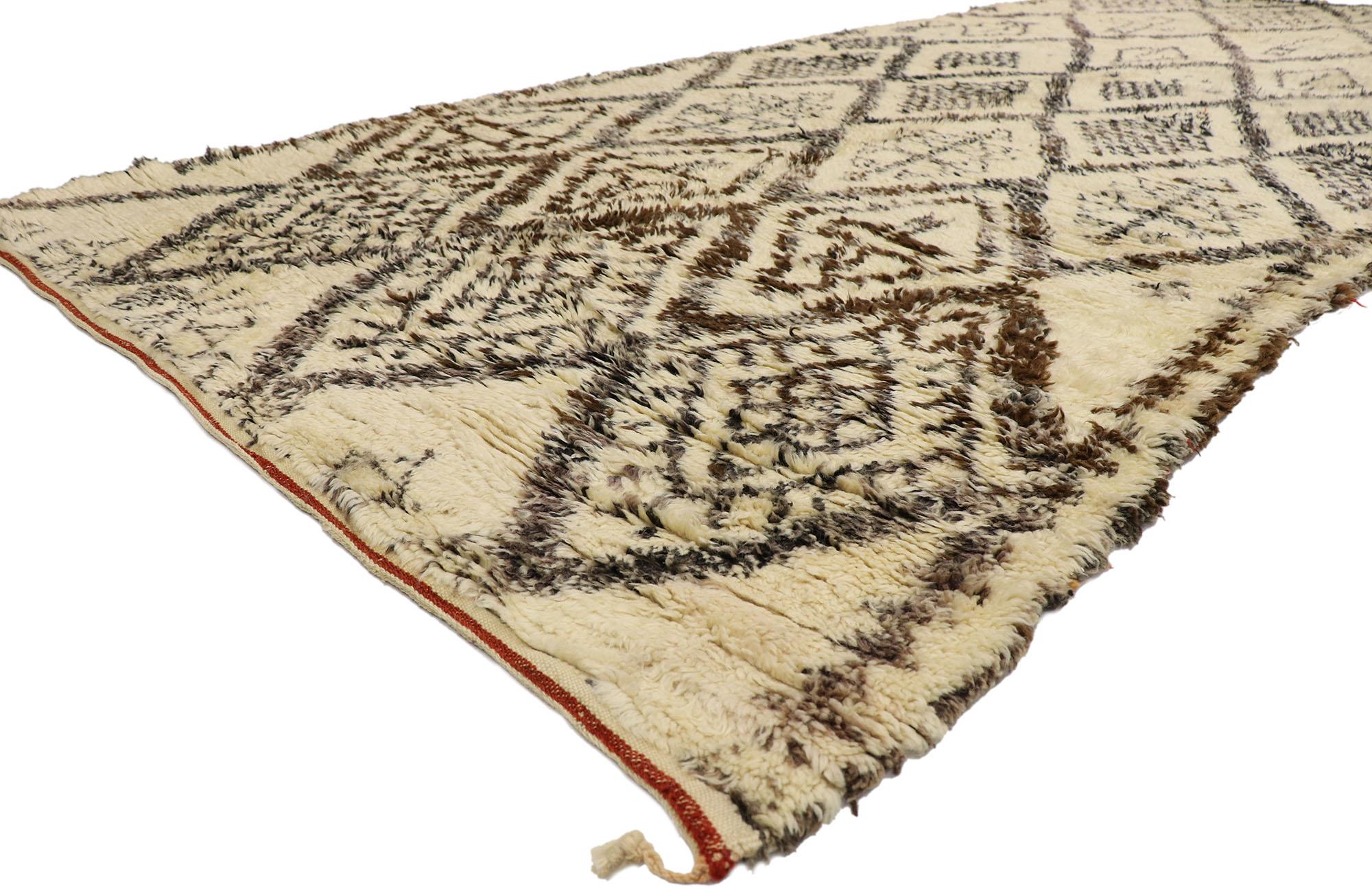 21406, vintage Berber Beni Ourain Moroccan rug with Tribal style. With its simplicity, plush pile and tribal style, this hand knotted wool vintage Berber Beni Ourain Moroccan rug is a captivating vision of woven beauty. It features a diamond lattice