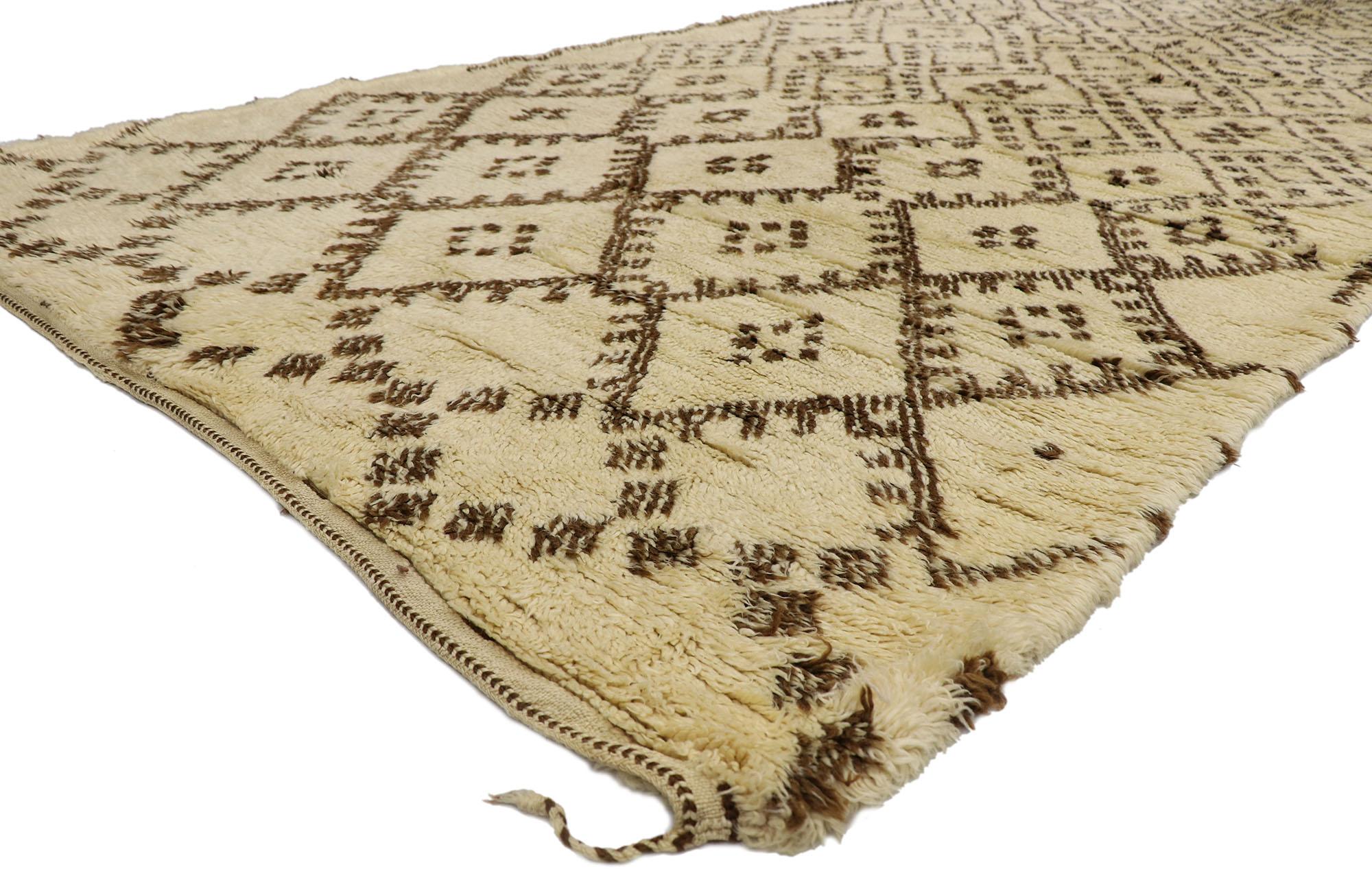 21371 Tappeto berbero Beni Ourain marocchino d'epoca con stile tribale 06'06 x 13'01. Con la sua semplicità, il suo vello soffice e il suo stile tribale, questo tappeto berbero Beni Ourain marocchino vintage in lana annodato a mano è una visione