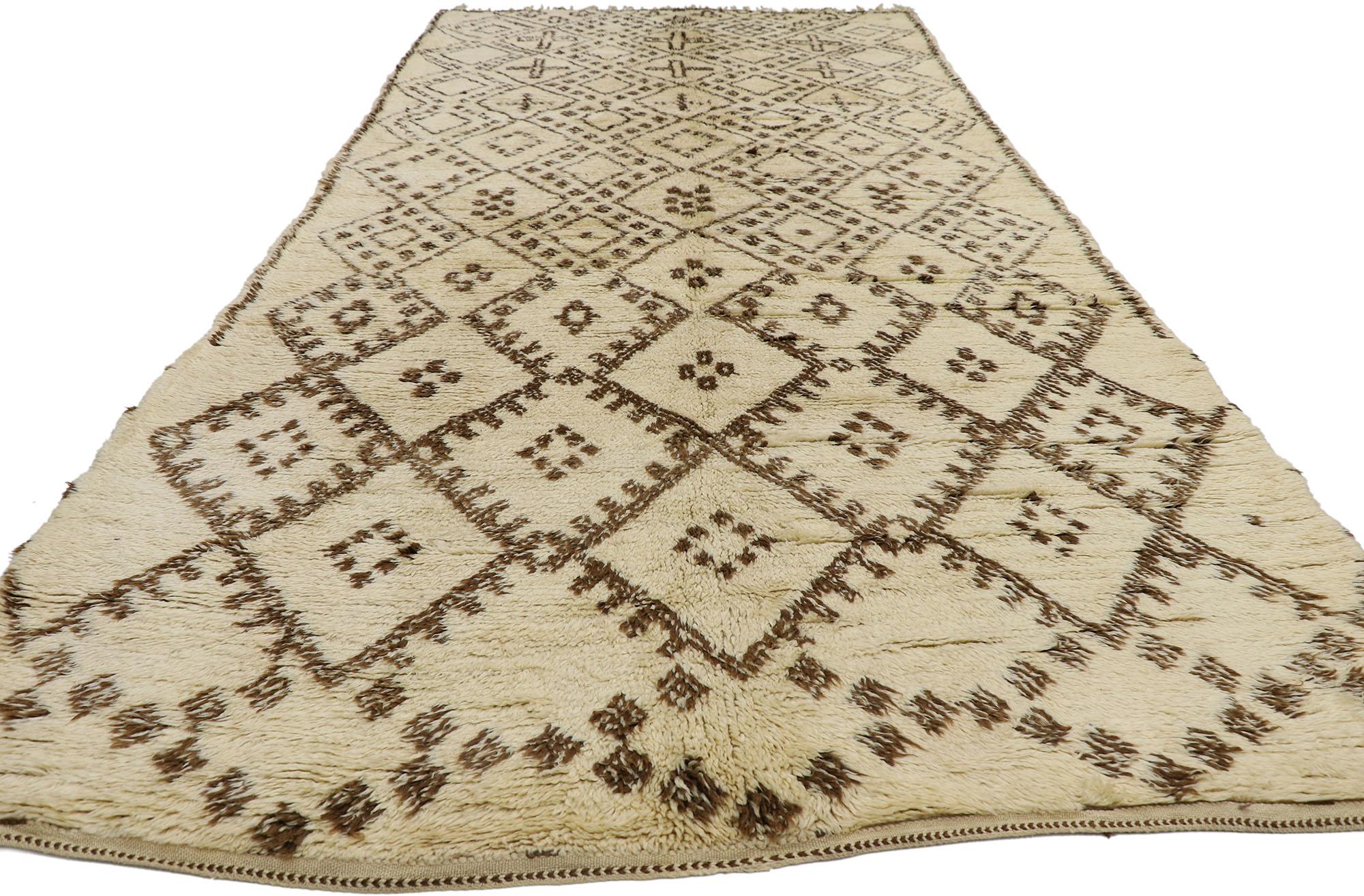 Tribale Tappeto berbero Beni Ourain marocchino vintage con stile tribale in vendita