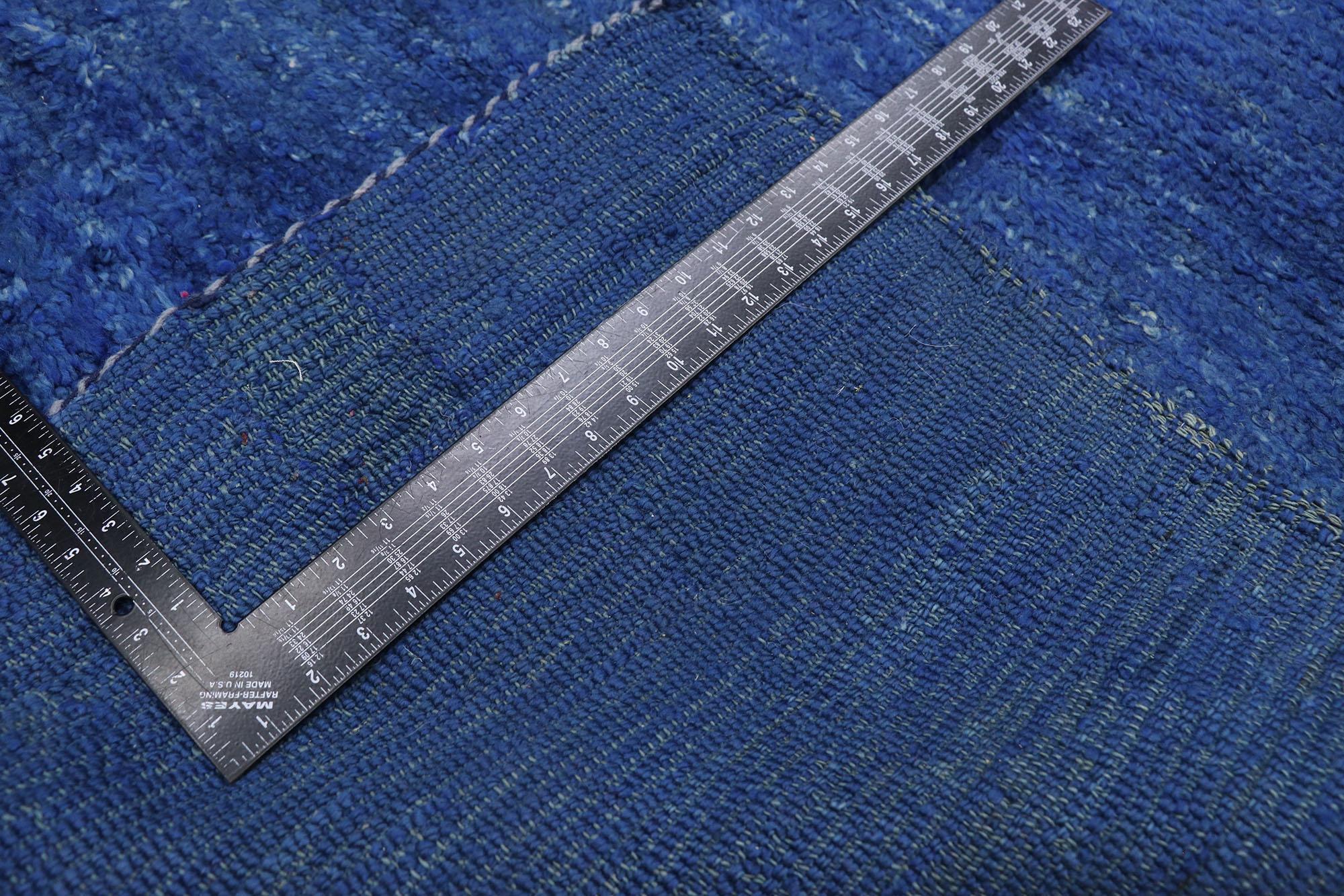 Annodato a mano Tappeto marocchino vintage berbero blu con stile moderno boho chic in vendita