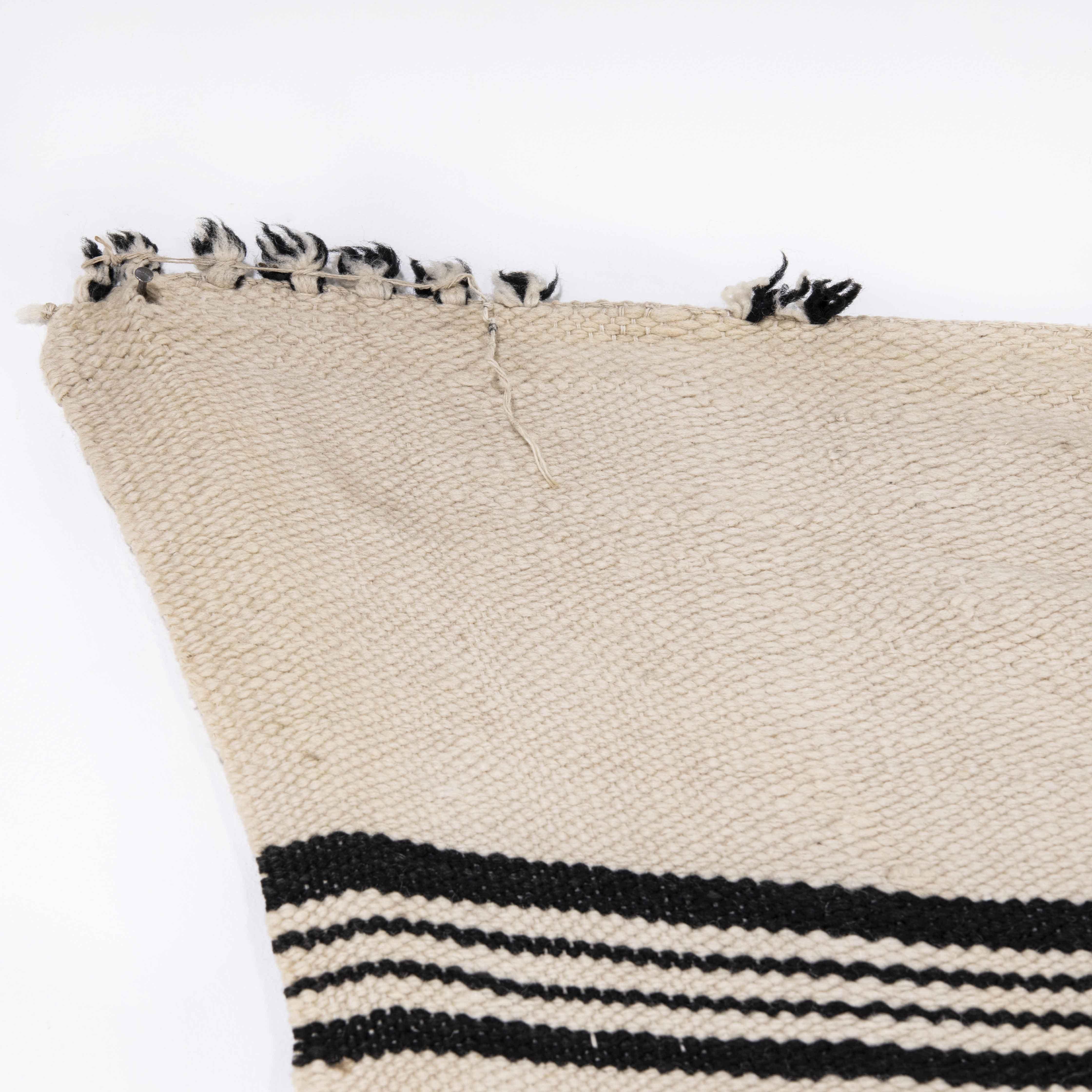 XX secolo Tappeto vintage berbero a strisce gemelle monocromatiche Hanbel in vendita