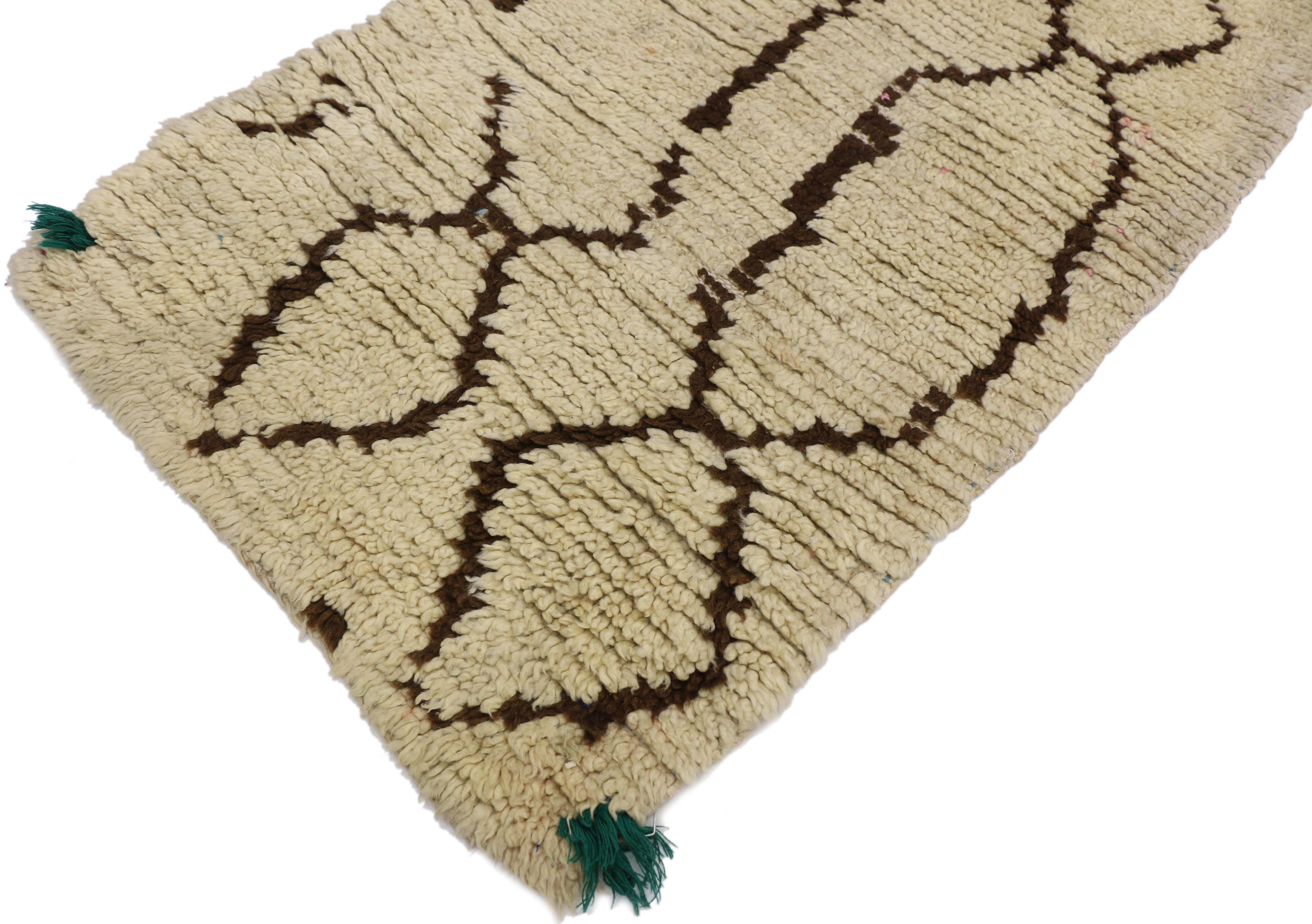 20877, vintage Berber Boucherouite Moroccan Azilal rug with Expressionist tribal style. This vintage Moroccan Azilal rug features a tribal design composed of coffee colored asymmetrical lines that crisscross to create diamonds, lozenges, and organic