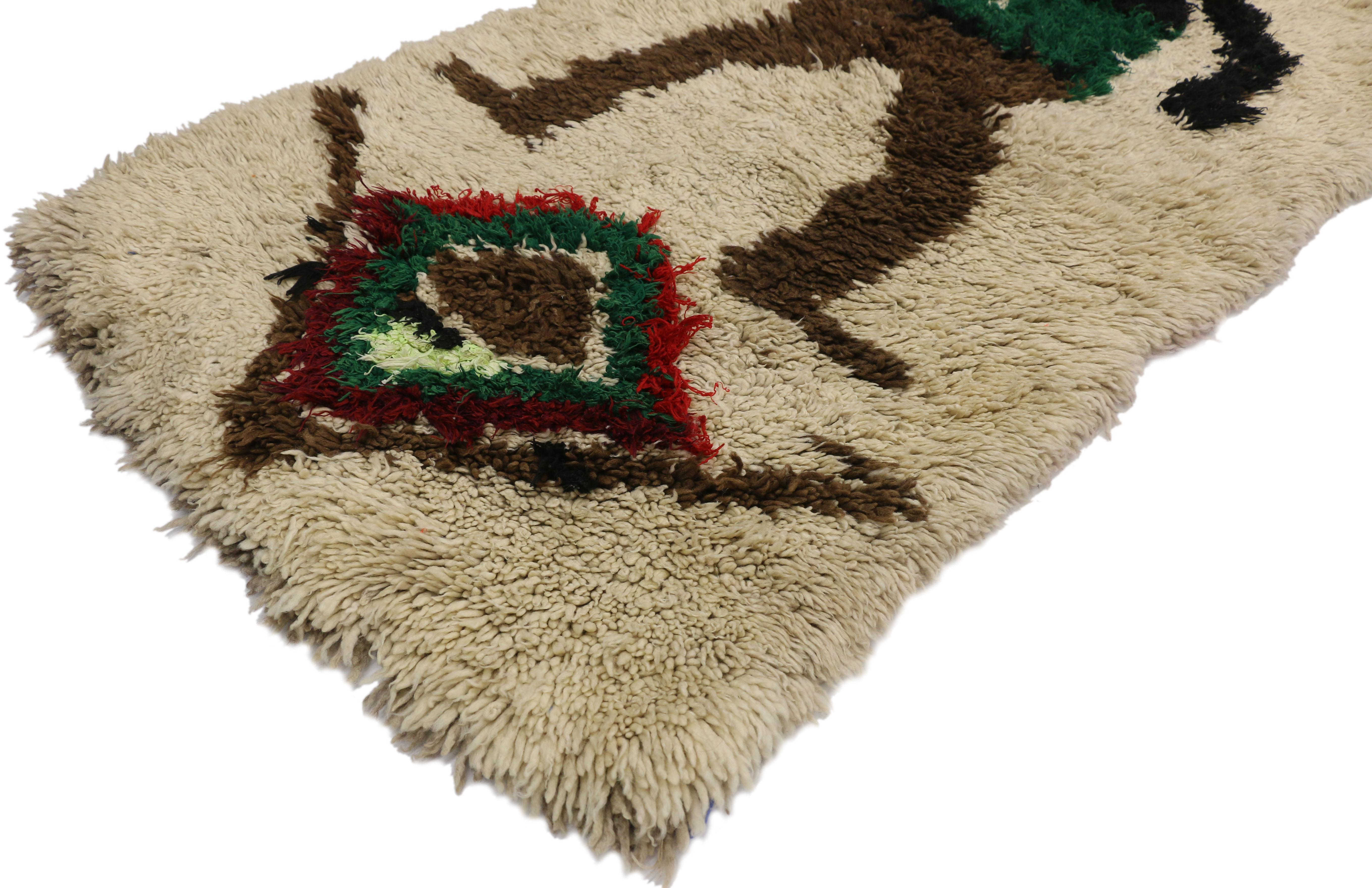 20864 Vintage Berber Boucherouite Marokkanischer Azilal Teppich mit Folk Art expressionist Tribal Stil. Dieser handgeknüpfte marokkanische Vintage-Berberteppich aus Wolle und Baumwolle im Boucherouite-Stil zeigt eine weibliche Figur mit einer