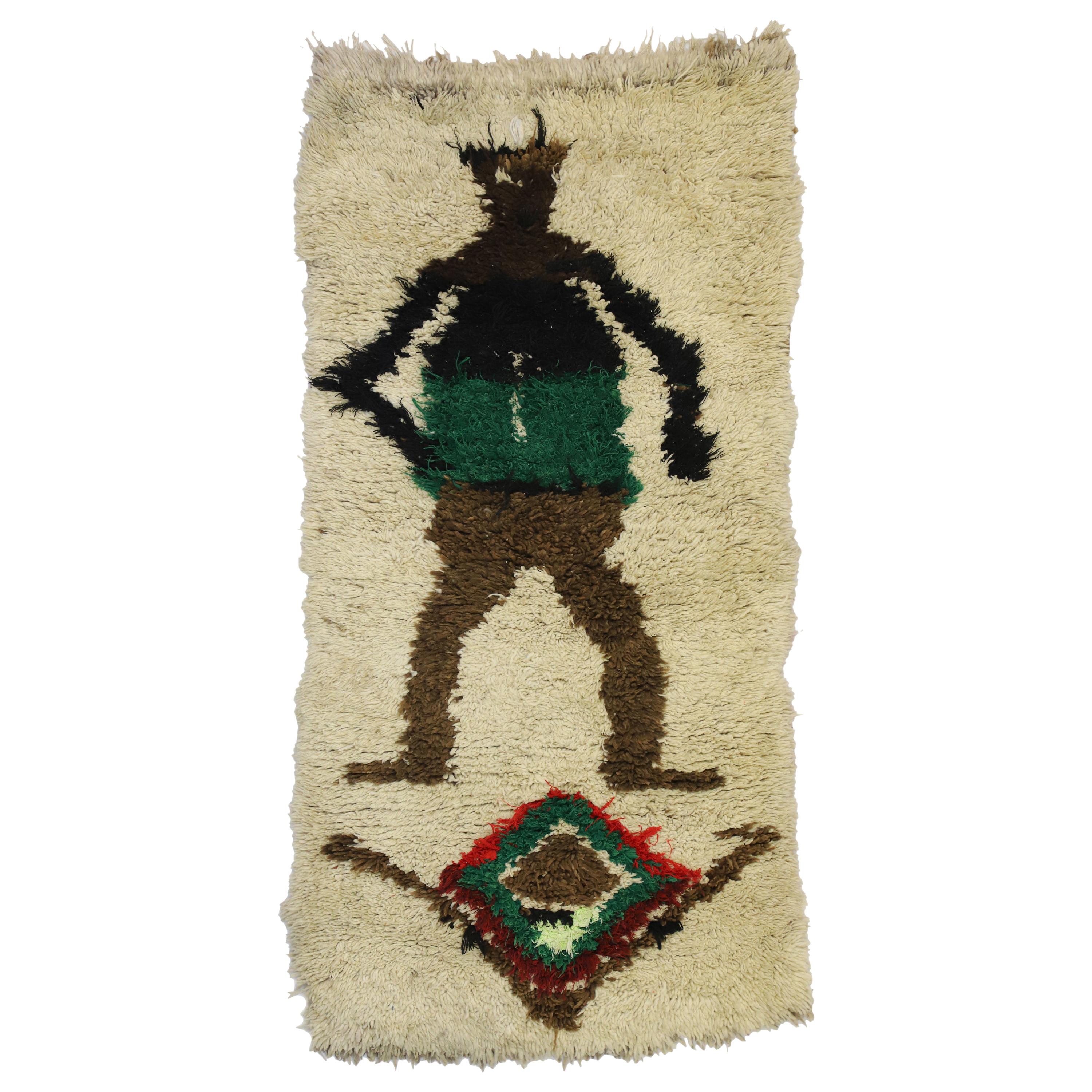 Marokkanischer Azilal-Teppich aus Berber Boucherouit im Volkskunststil mit Stammeskunst-Stil im Angebot