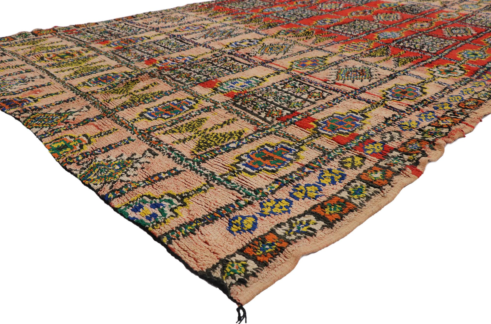 21462 Tapis marocain Vintage Berber Boujad, 06'00 x 09'09.
Le Boho By rencontre le Wabi-Sabi dans ce tapis berbère marocain vintage en laine nouée à la main. Le symbolisme ésotérique et la palette de couleurs vibrantes tissés dans cette pièce se