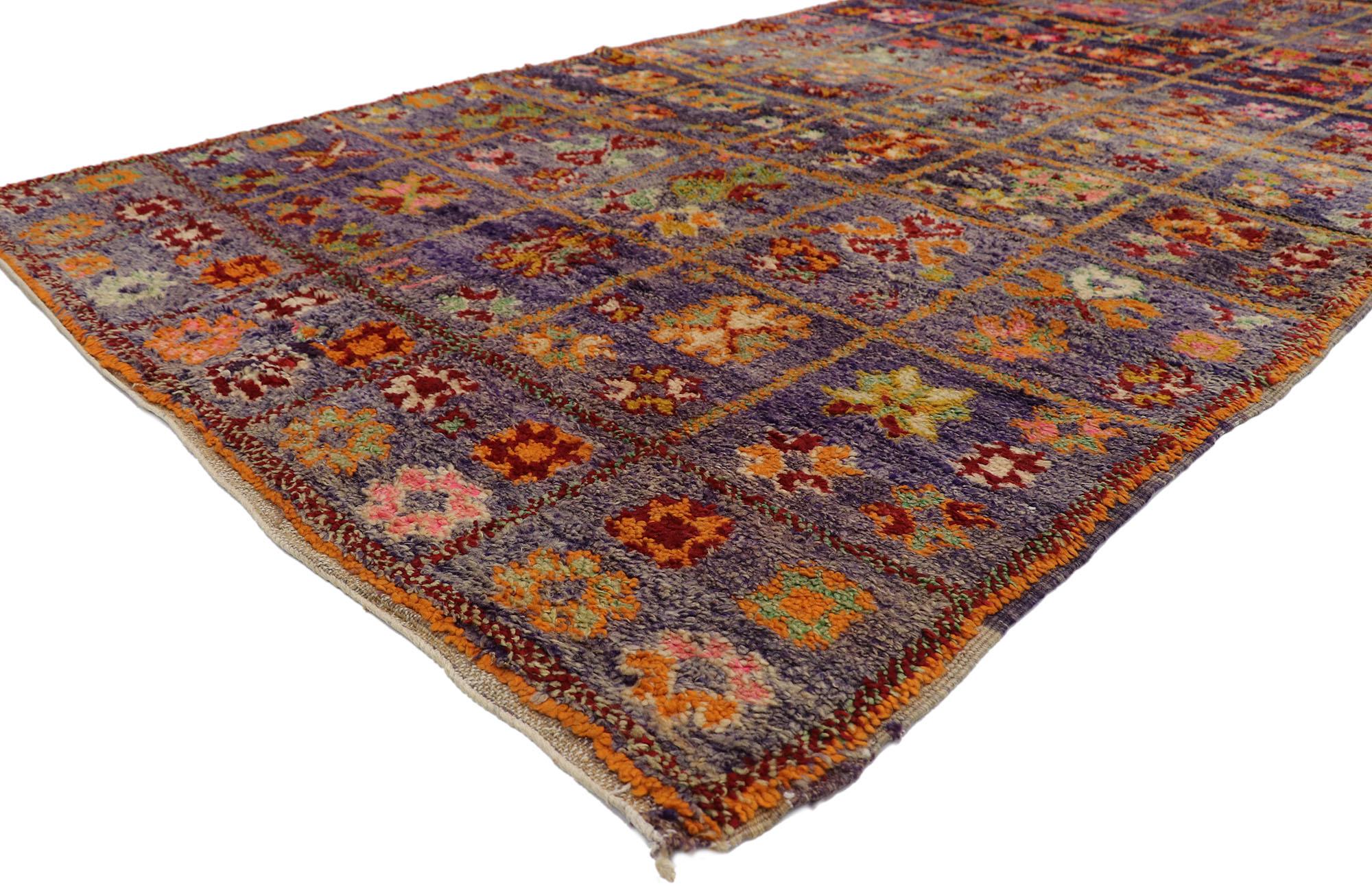 21240 alfombra vintage bereber Boujad marroquí de estilo bohemio 05'03 x 09'03. Esta alfombra marroquí bereber Boujad vintage de lana anudada a mano, con un atrevido diseño expresivo, increíbles detalles y textura, es una cautivadora visión de la