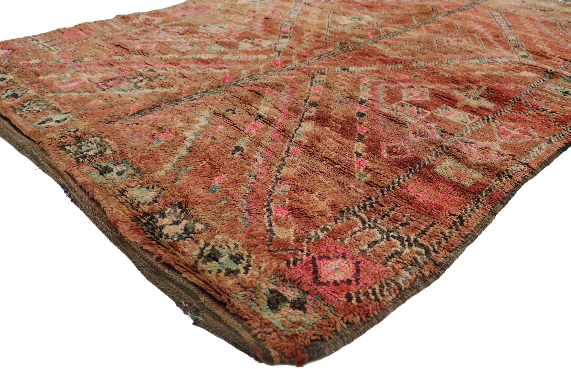 21236 Vintage Berber Boujad Marokkanischer Teppich mit Boho Chic Tribal Style 05'00 x 07'00. Dieser handgeknüpfte marokkanische Berberteppich Boujad aus Wolle mit seinem kühnen, ausdrucksstarken Design, seinen unglaublichen Details und seiner Textur
