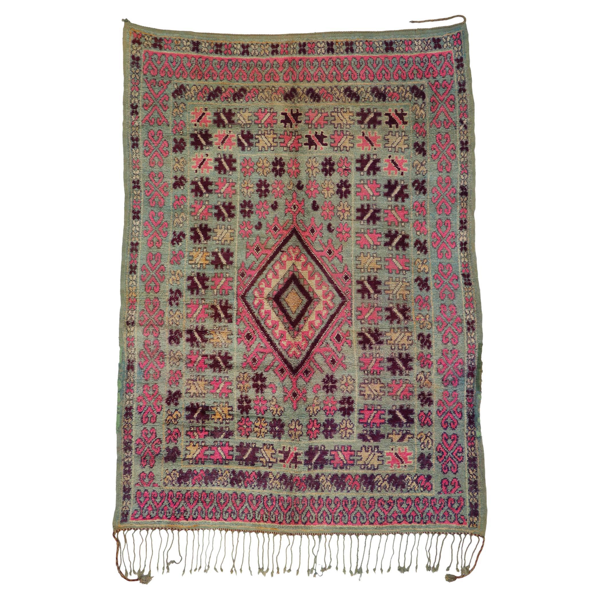 Tapis berbère marocain vintage Boujad avec style tribal bohème et chic