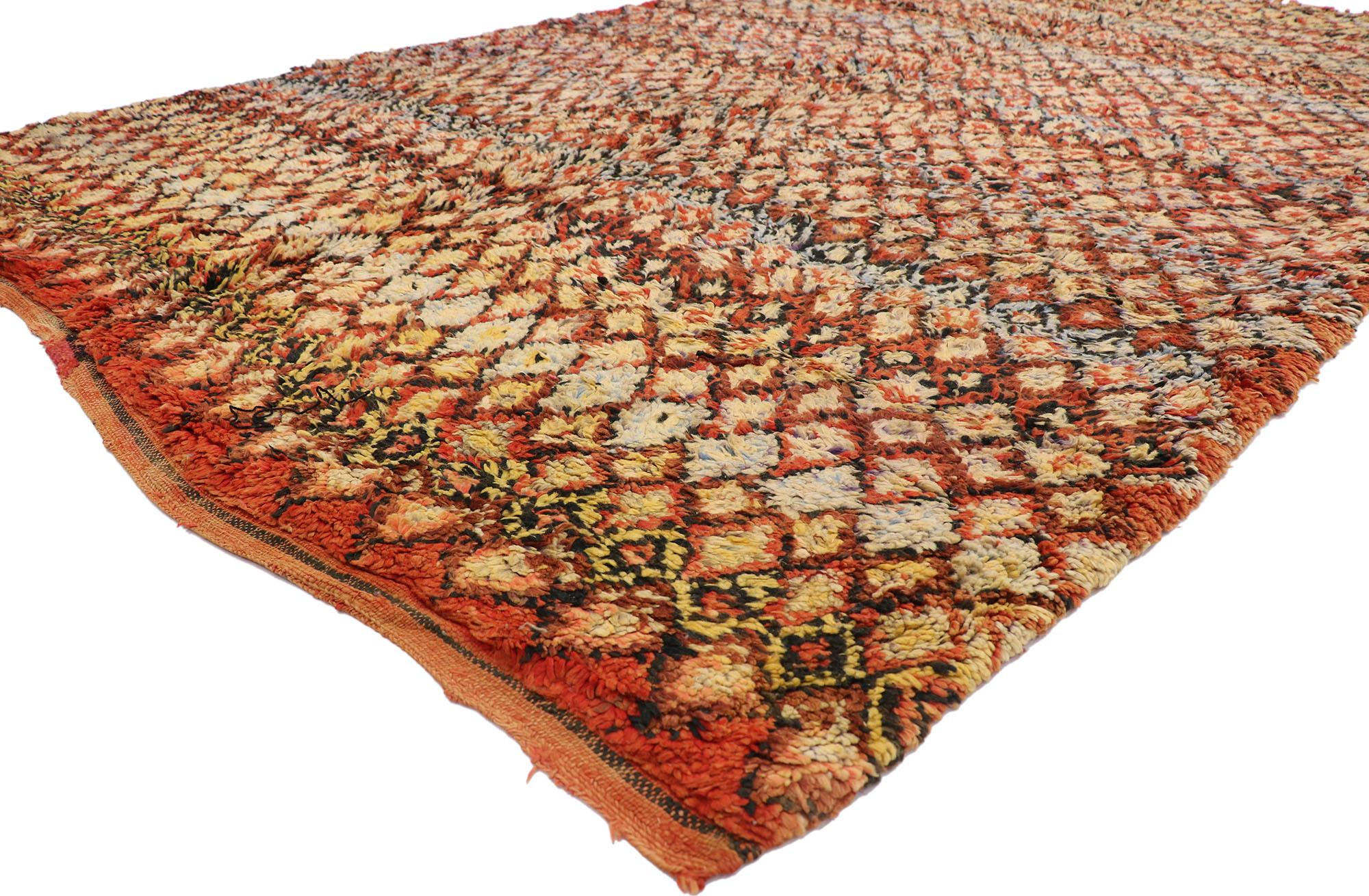 21256, tapis berbère Boujad marocain vintage de style Mid-Century Modern. Avec son design expressif et audacieux, ses détails et sa texture incroyables, ce tapis berbère Boujad marocain vintage en laine nouée à la main est une vision captivante de