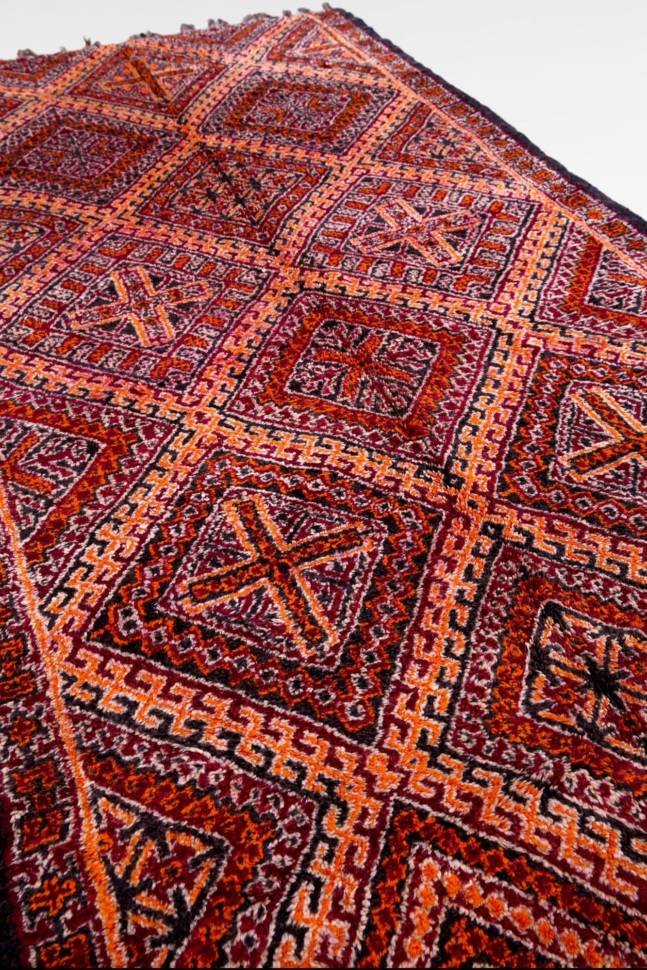 Vintage Berber Boujad Moroccan Rug with Tribal Style In Good Condition For Sale In Tallinn, Harju maakond