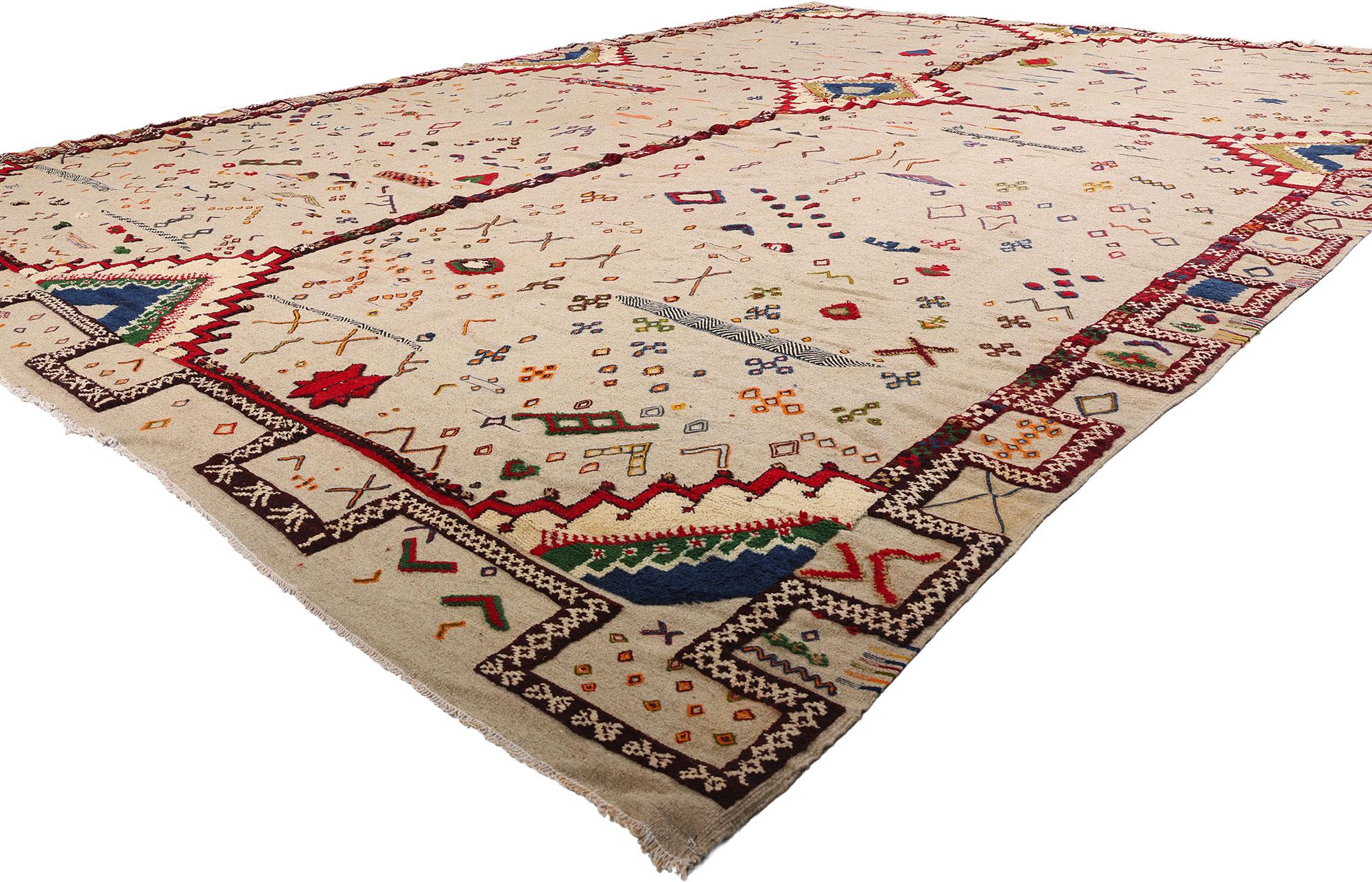 20923 Alfombra marroquí Vintage Glaoui, 12'10 x 17'08. Esta alfombra kilim marroquí vintage de lana tejida a mano, procedente de los telares de la tribu Glaoui en las montañas del Alto Atlas de Marruecos, es una narración tejida de tradición,