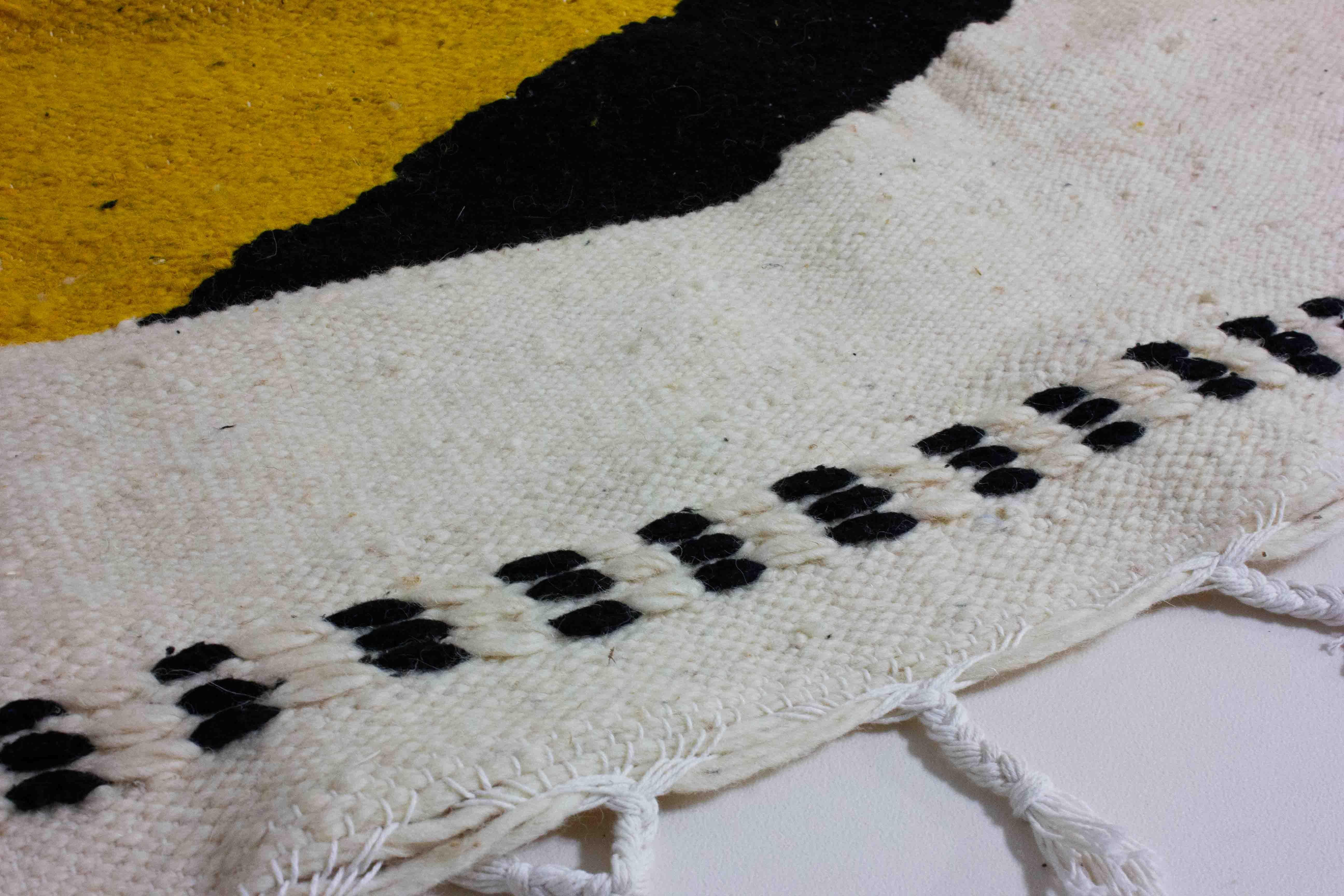 Vintage berber kilim rug in wool with abstract shapes in yellow and black In Good Condition For Sale In Antwerpen, VAN