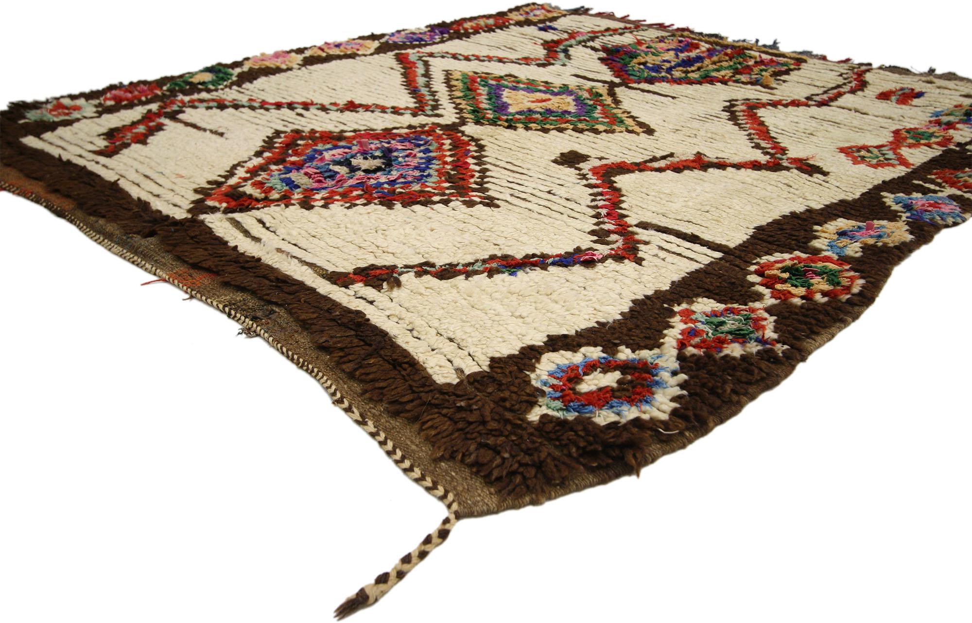 74520 Vintage Boucherouite Marokkanischer Azilal-Teppich, 04'09 X 04'11. Der Stammesstil und die farbenfrohen Farbtöne dieses marokkanischen Boucherouite-Teppichs im Vintage-Stil schaffen eine einladende und entspannte Aura, die das Stück umgibt.