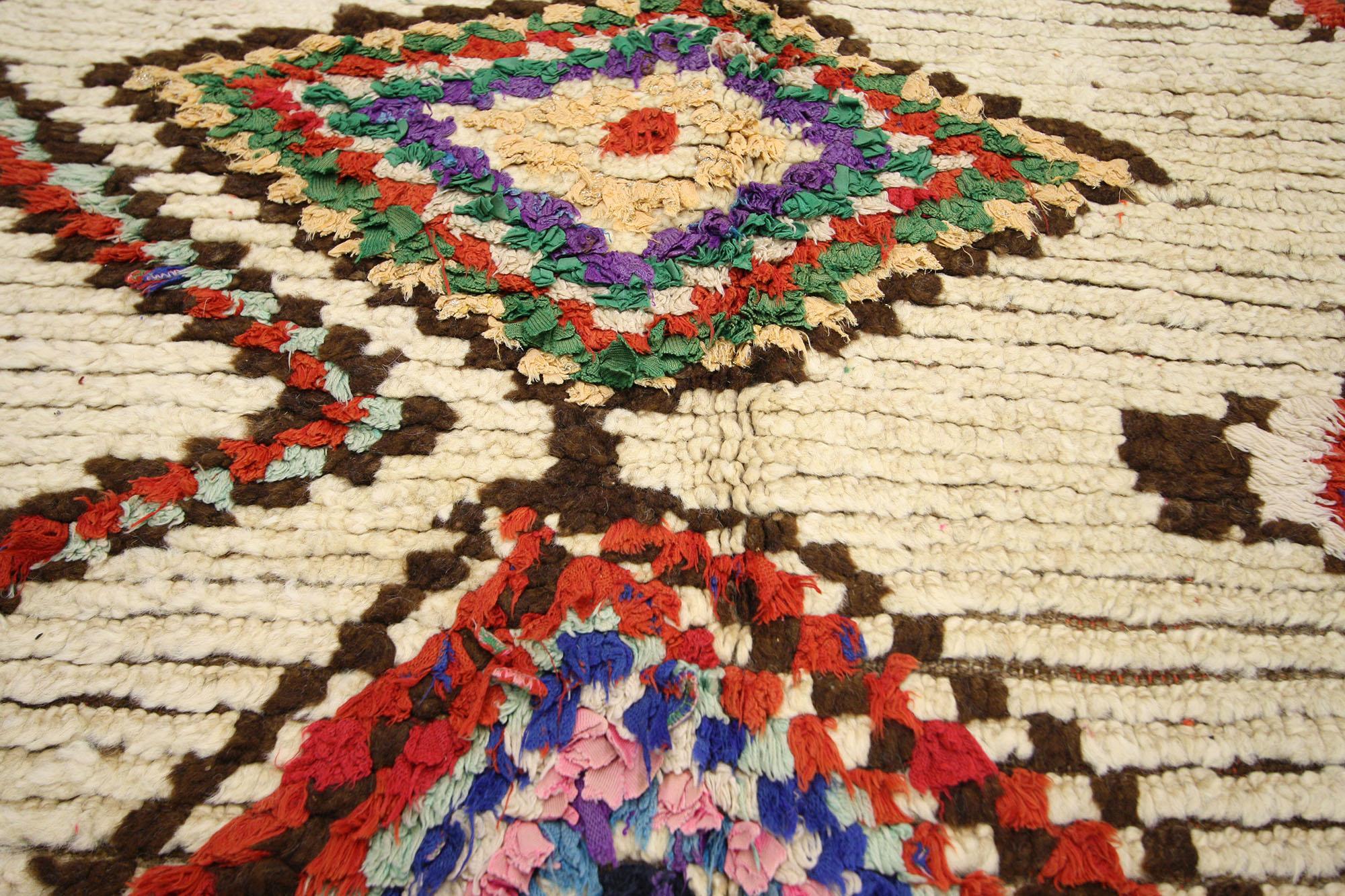 Marokkanischer Boucherouit- Azilal-Teppich im Vintage-Stil, Cozy Boho Meets Stammeskunst-Enchantment im Zustand „Gut“ im Angebot in Dallas, TX