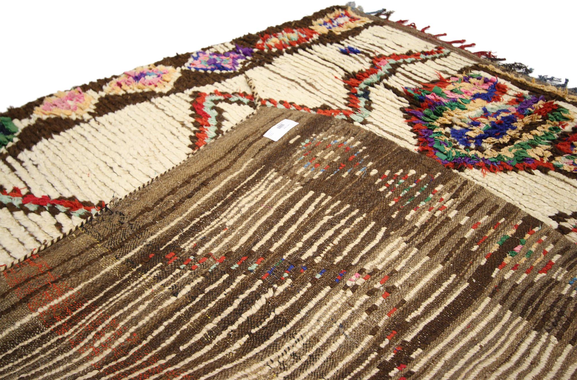 Marokkanischer Boucherouit- Azilal-Teppich im Vintage-Stil, Cozy Boho Meets Stammeskunst-Enchantment (20. Jahrhundert) im Angebot