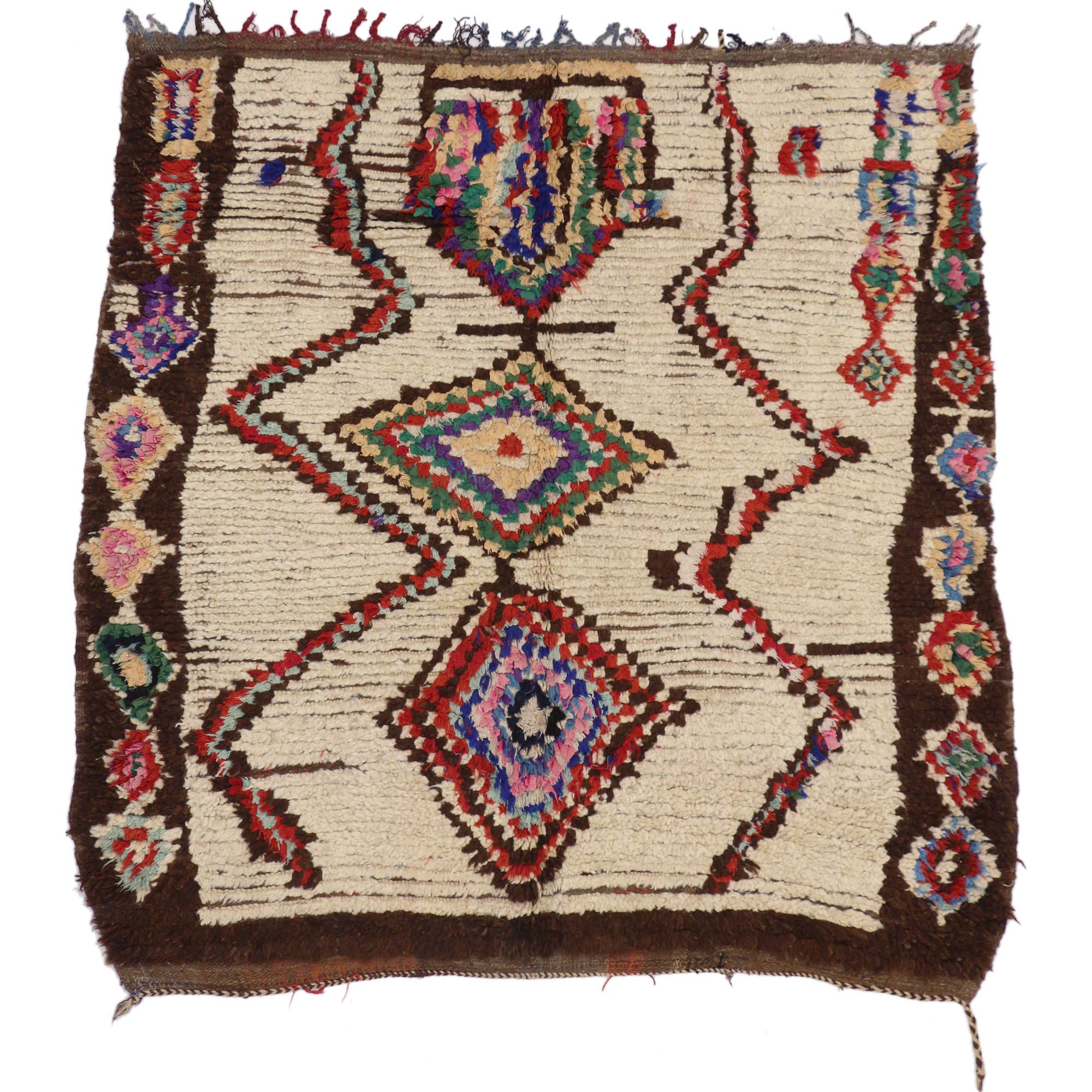 Marokkanischer Boucherouit- Azilal-Teppich im Vintage-Stil, Cozy Boho Meets Stammeskunst-Enchantment (Wolle) im Angebot
