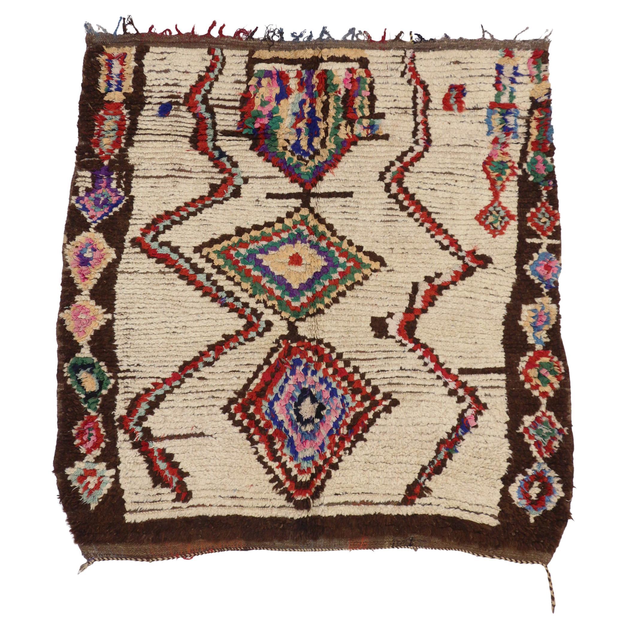 Marokkanischer Boucherouit- Azilal-Teppich im Vintage-Stil, Cozy Boho Meets Stammeskunst-Enchantment im Angebot