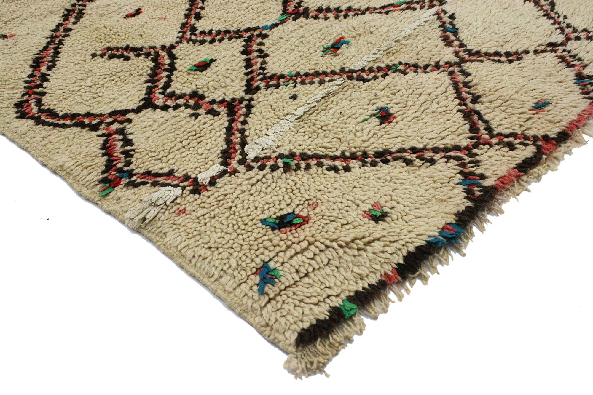74569, vintage Berber Moroccan Azilal rug, Ait Bou Ichaouen Talsint. This hand-knotted wool vintage Moroccan Ait Bou Ichaouen Talsint rug beautifully showcases an asymmetrical diamond lattice. The subtlety of a cream colored background allows the