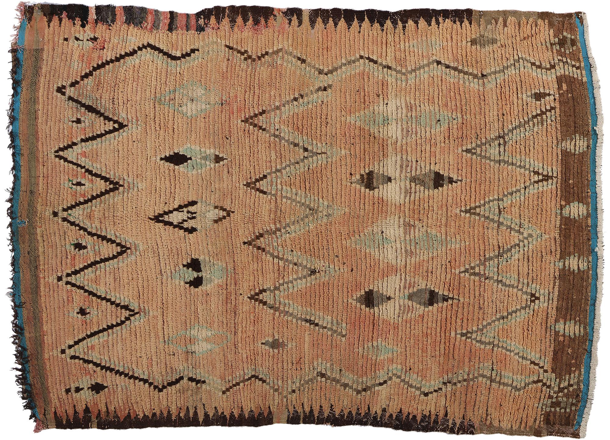 Marokkanischer Azilal-Teppich aus Berber, Boho Chic Meets Cozy Tribal Enchantment, Vintage im Angebot 3