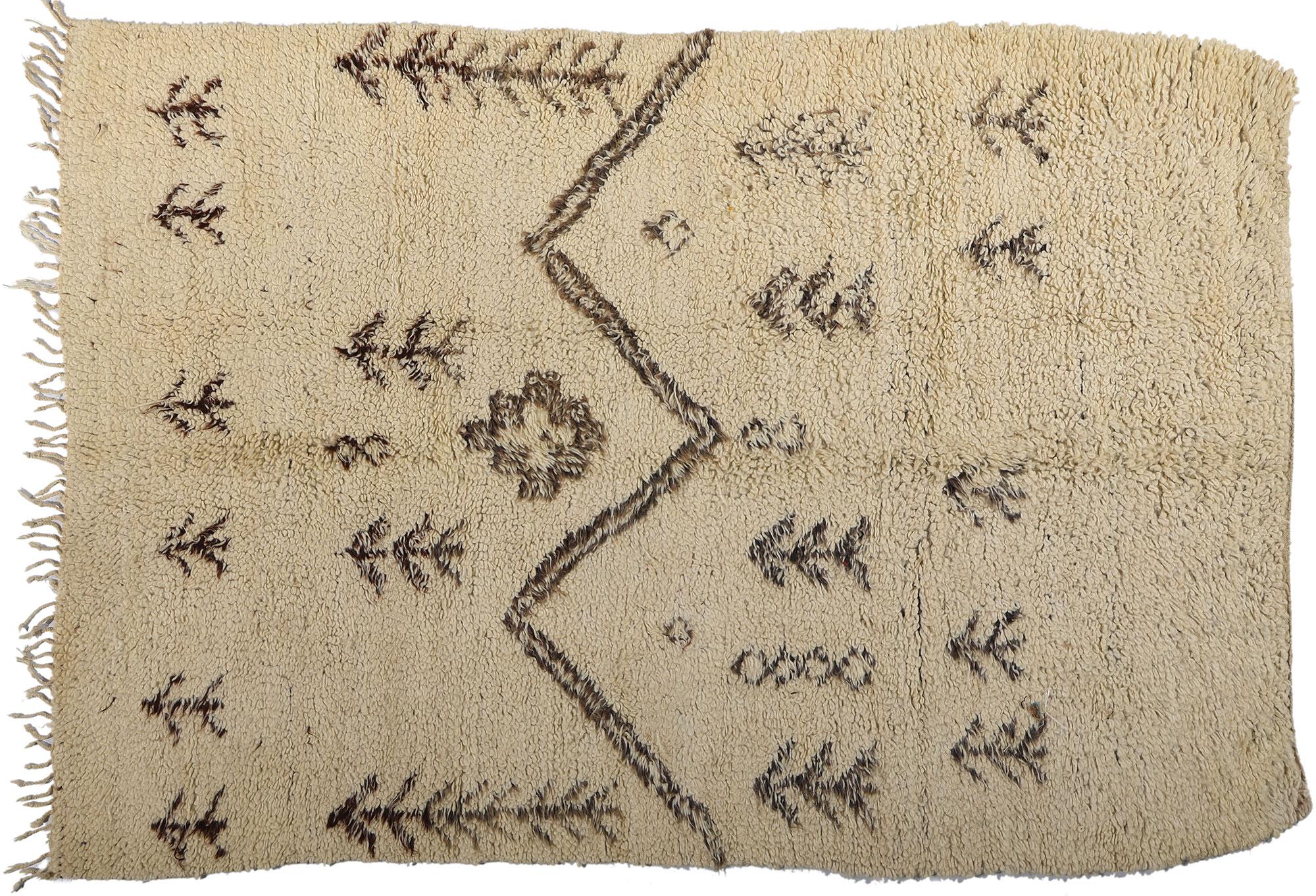 Marokkanischer Azilal-Teppich aus Berber, Boho Chic Meets Cozy Tribal Enchantment, Vintage im Angebot 3
