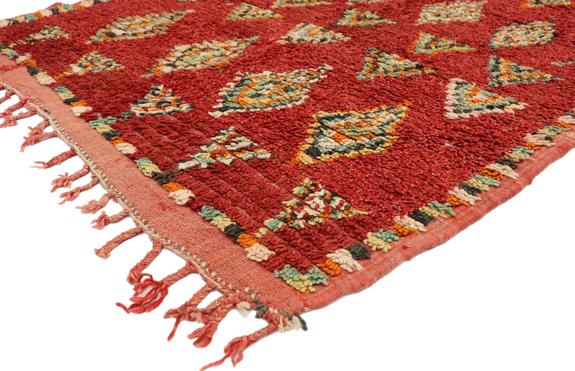 20168 Vintage Rouge Marocain Azilal Rug Runner, 04'00 x 12'01. Les tapis rouges marocains Azilal sont des exemples exquis de l'artisanat traditionnel marocain, méticuleusement façonnés par d'habiles artisans berbères originaires de la région