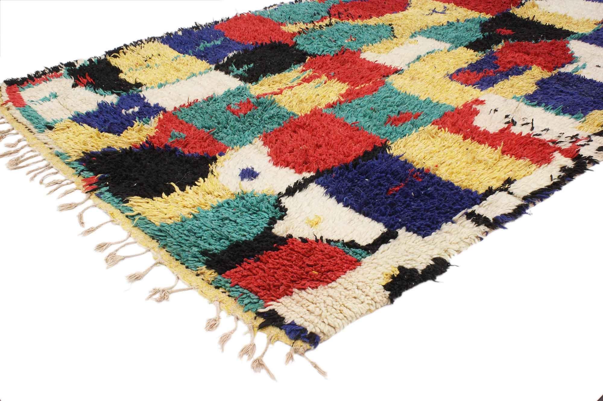 20441 Tapis marocain vintage en azilal avec un design en blocs de couleurs, 04'06 x 07'00. Ce tapis berbère marocain vintage Azilal en laine nouée à la main arbore un style tribal moderne et un captivant motif asymétrique en blocs de couleurs, qui